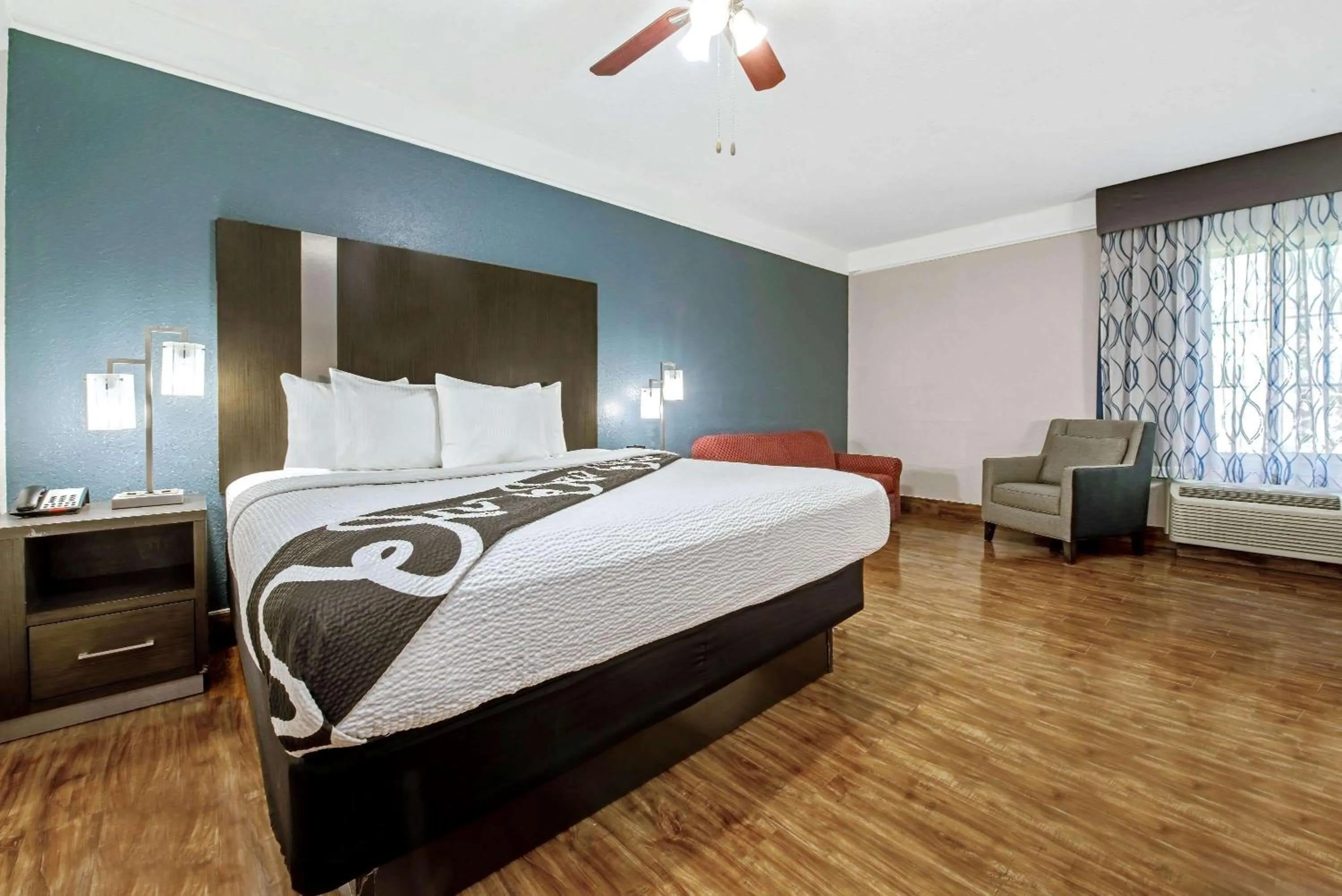 Deluxe King Room in La Quinta Inn & Suite Kingwood Houston IAH Airport 53200