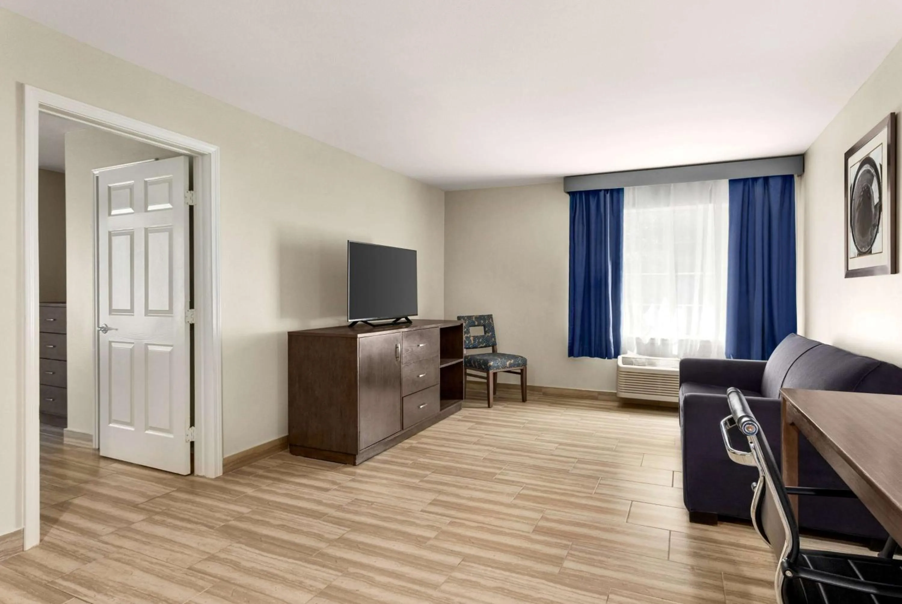 1 King Bed, Deluxe Mobility Accessible Family Suite, Roll-in Shower, Non-Smoking in La Quinta by Wyndham Brownsville North