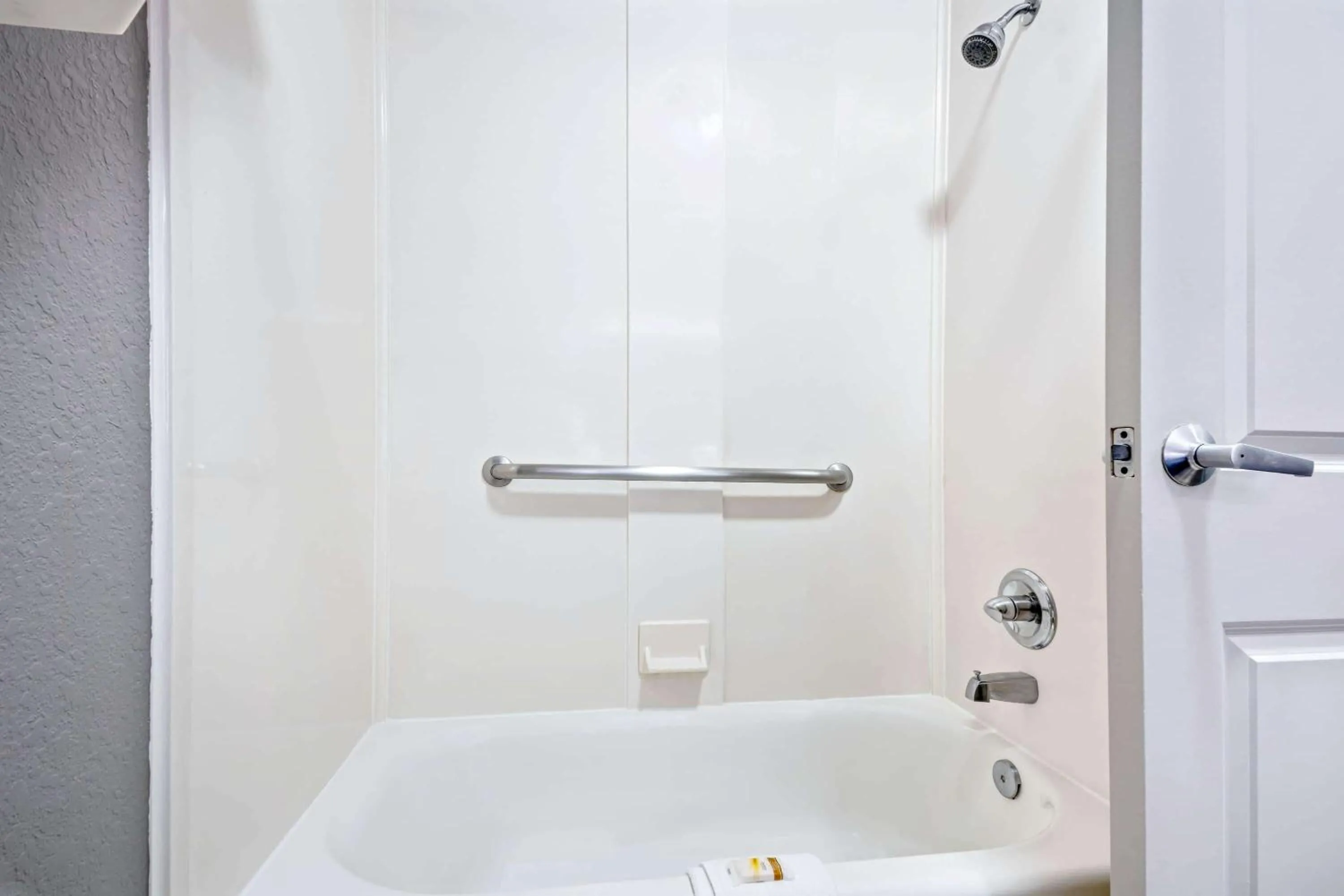 King Room with Bath Tub and Forest View - Mobility/Hearing Access - Non-Smoking in La Quinta by Wyndham Conroe