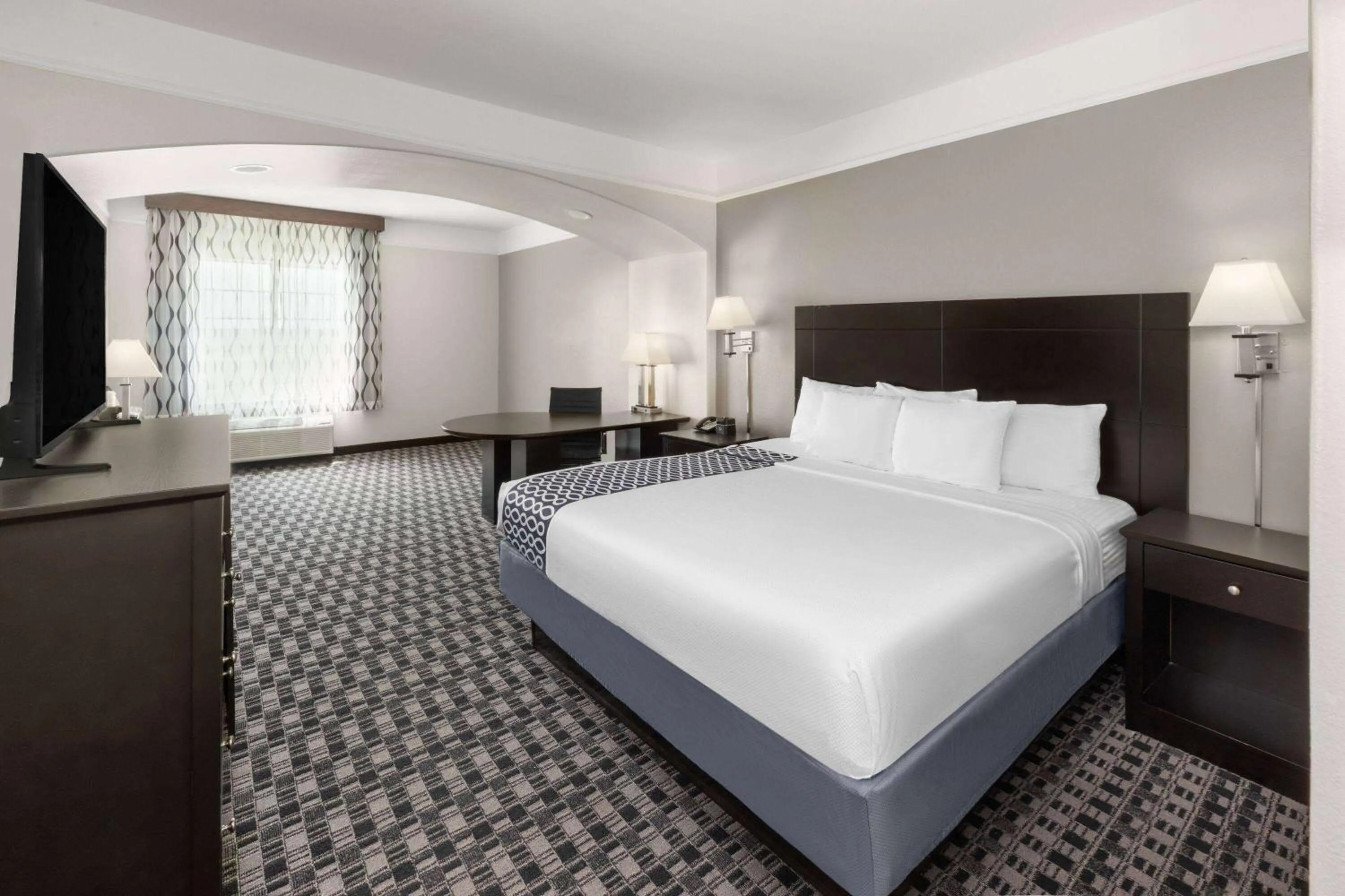 Deluxe King Room with Tub with Grab Bars - Mobility Accessible/Non-Smoking in La Quinta by Wyndham Deer Park