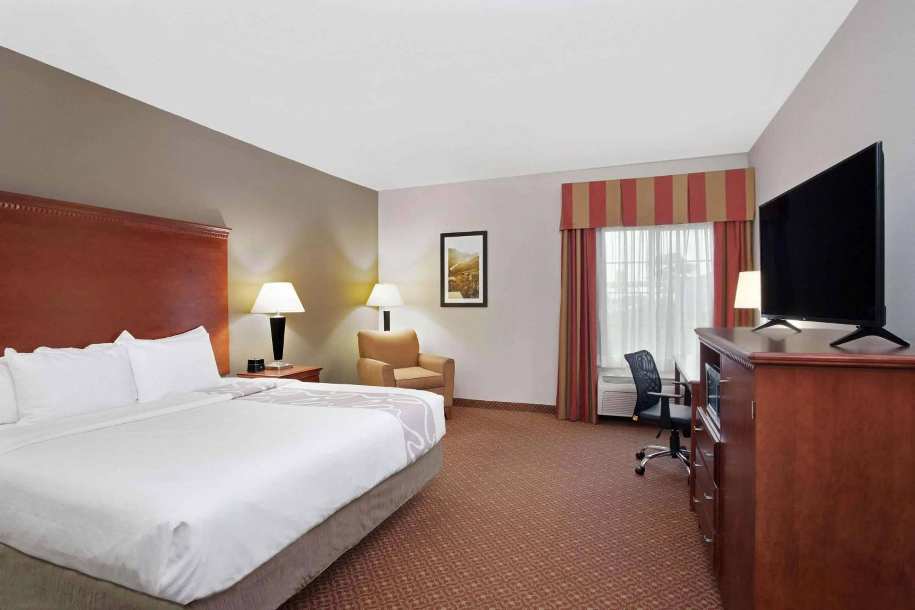 King Room with Roll-In Shower - Mobility/Hearing Accessible - Non-Smoking in La Quinta by Wyndham Fairfield TX