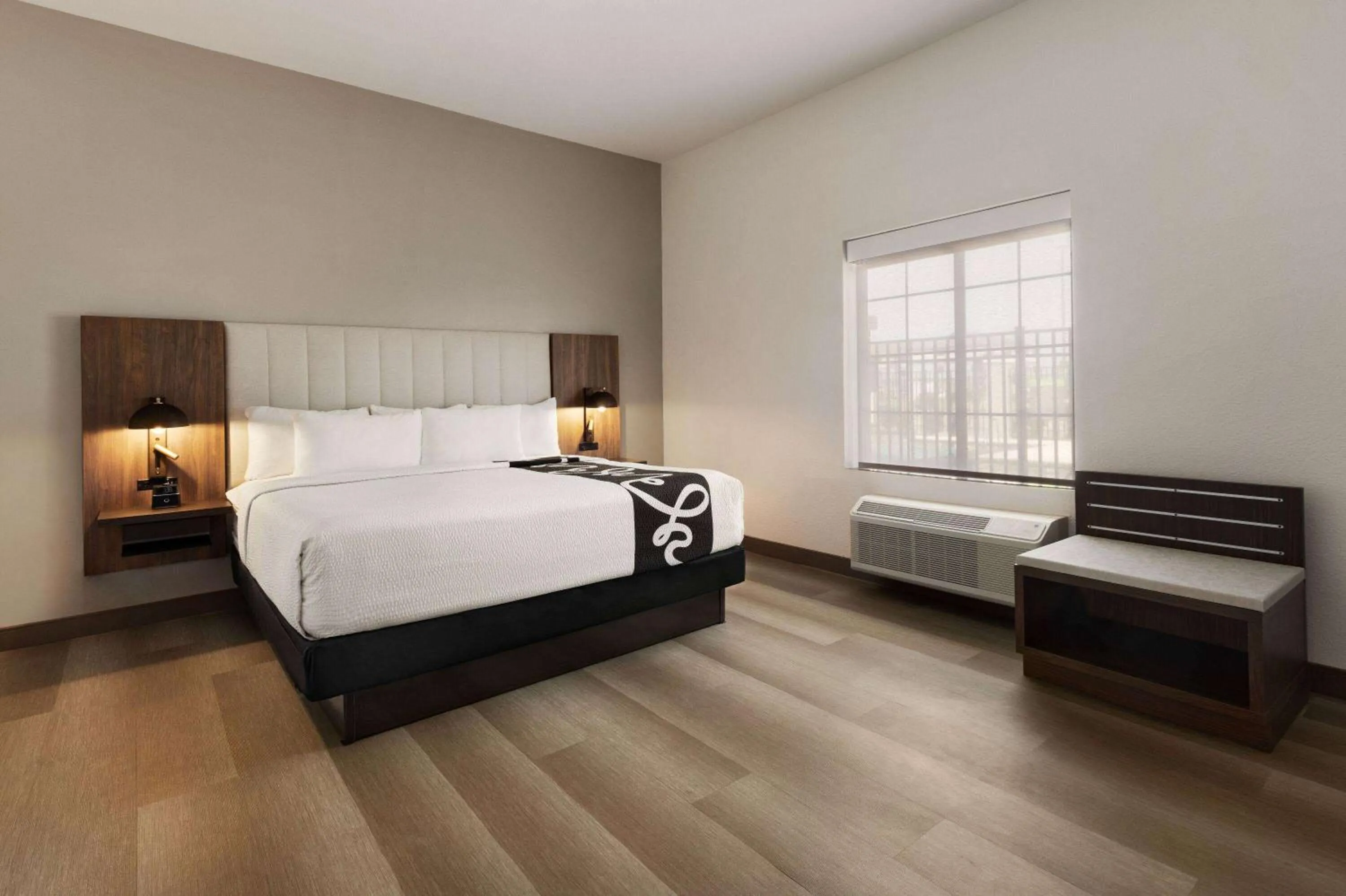 King Suite with Bath Tub - Mobility/Hearing Accessible in La Quinta by Wyndham Port Arthur