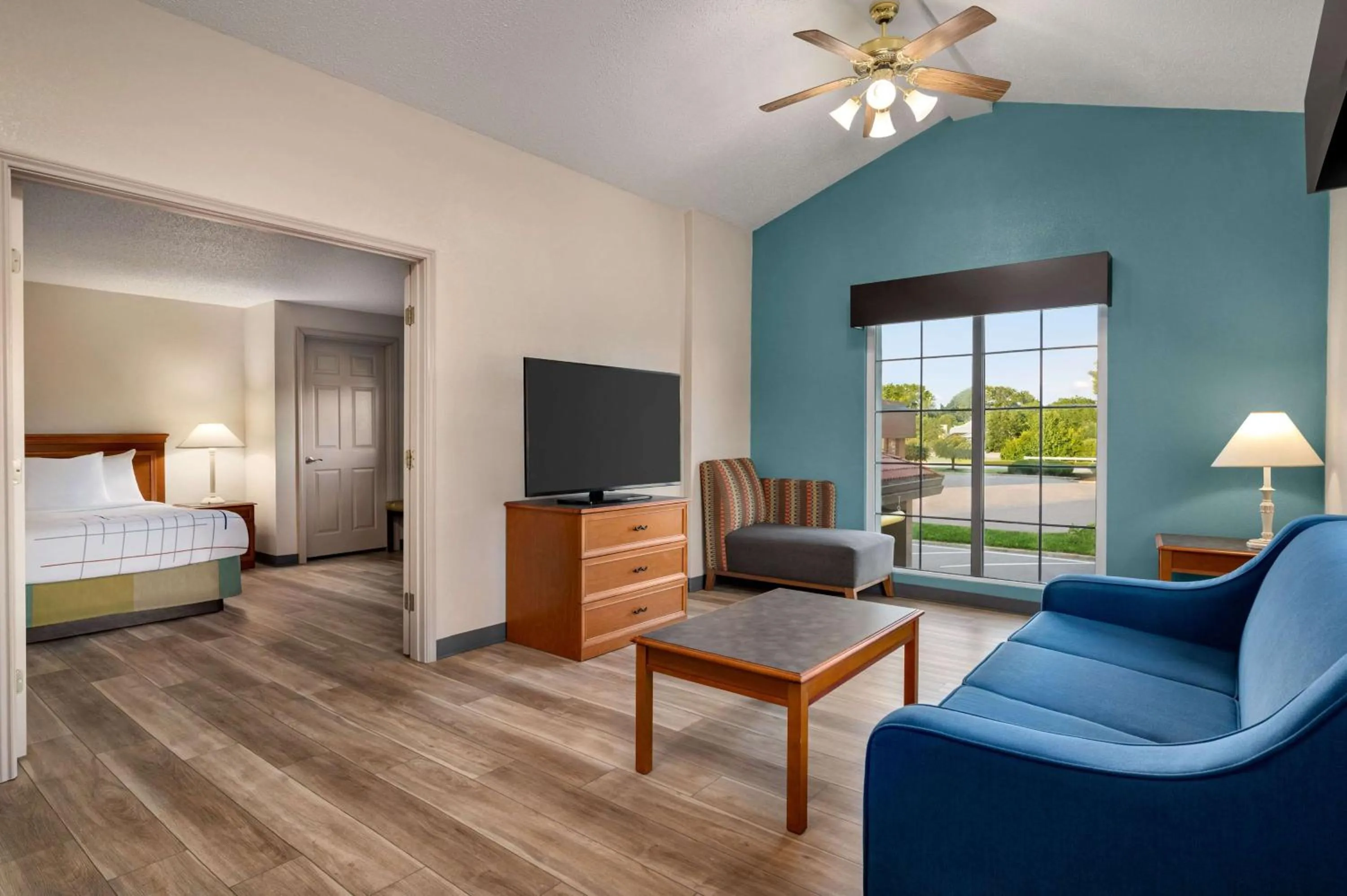 King Suite - Non-Smoking in La Quinta Inn by Wyndham Columbus Airport Area