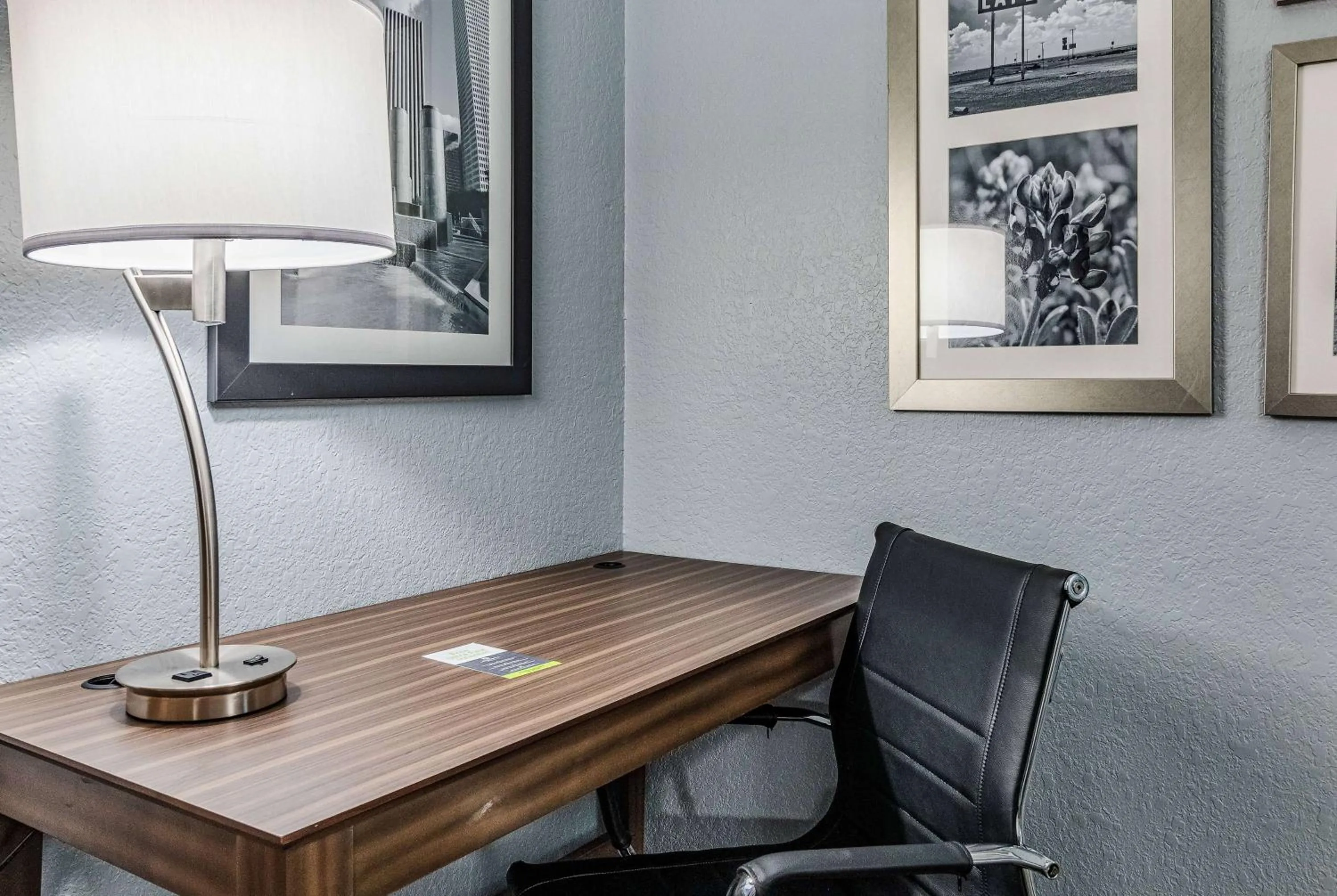 King Room with Tub with Grab Bars and Courtyard View - Mobility Accessible/Non-Smoking in La Quinta by Wyndham Tomball