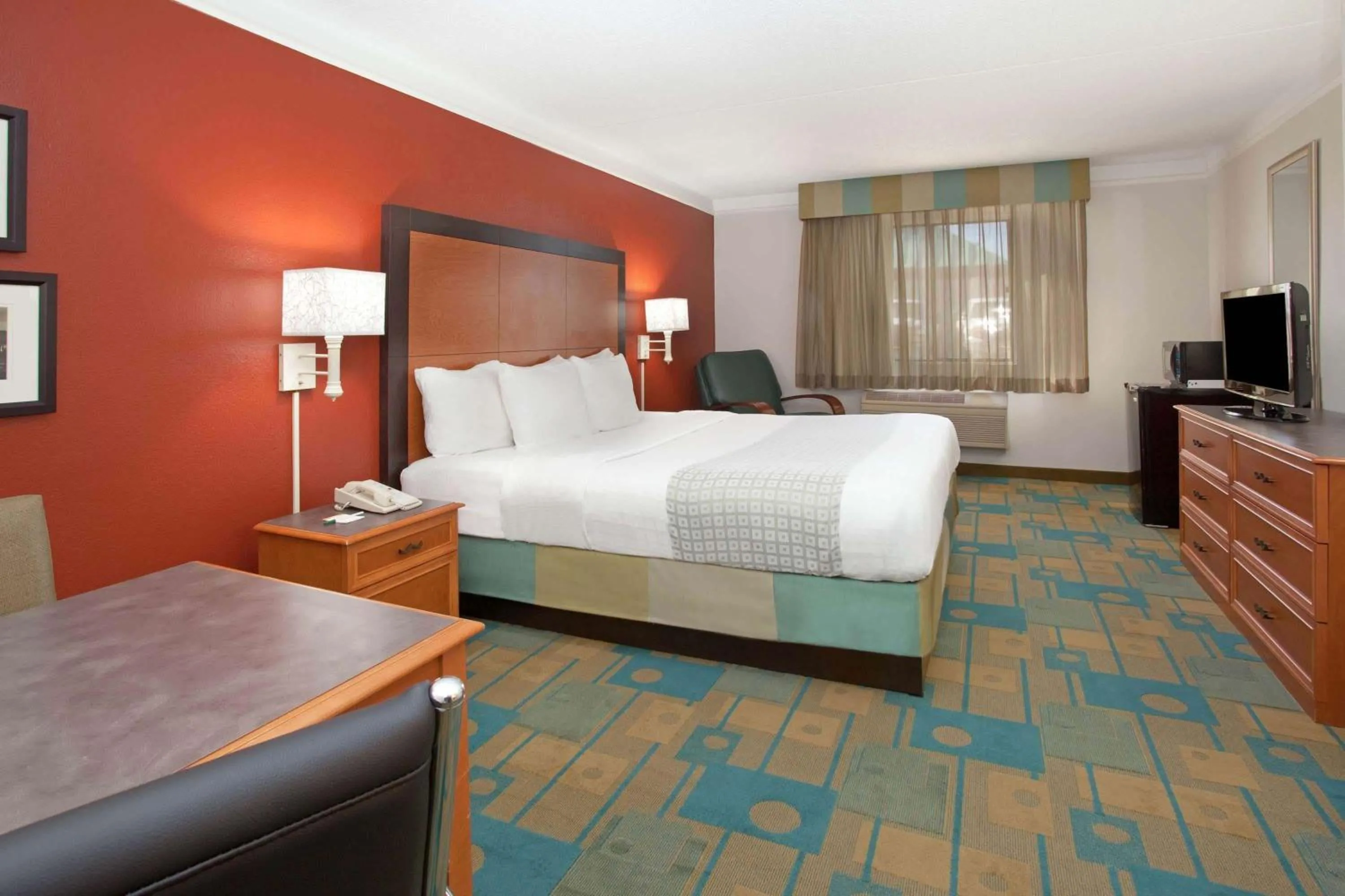 King Room with Bath Tub - Mobility Accessible/Non-Smoking in La Quinta Inn by Wyndham Cheyenne