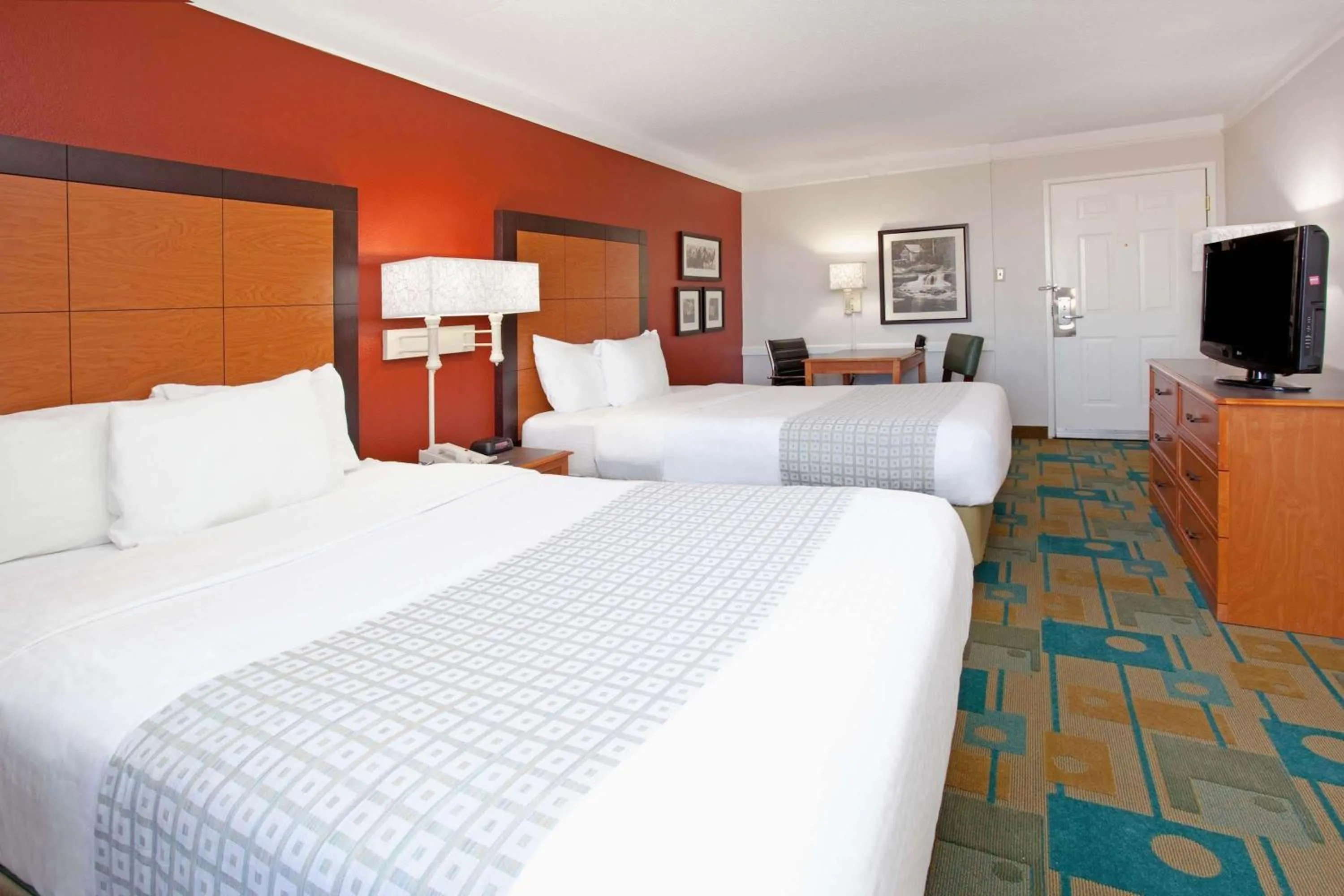 Double Room with Two Double Beds and Bath Tub - Mobility Accessible/Non-Smoking in La Quinta Inn by Wyndham Cheyenne