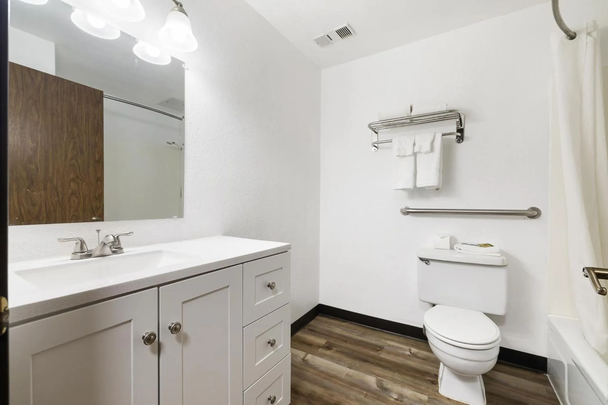 Deluxe King Suite in Kennewick Inn & Suites Tri Cities