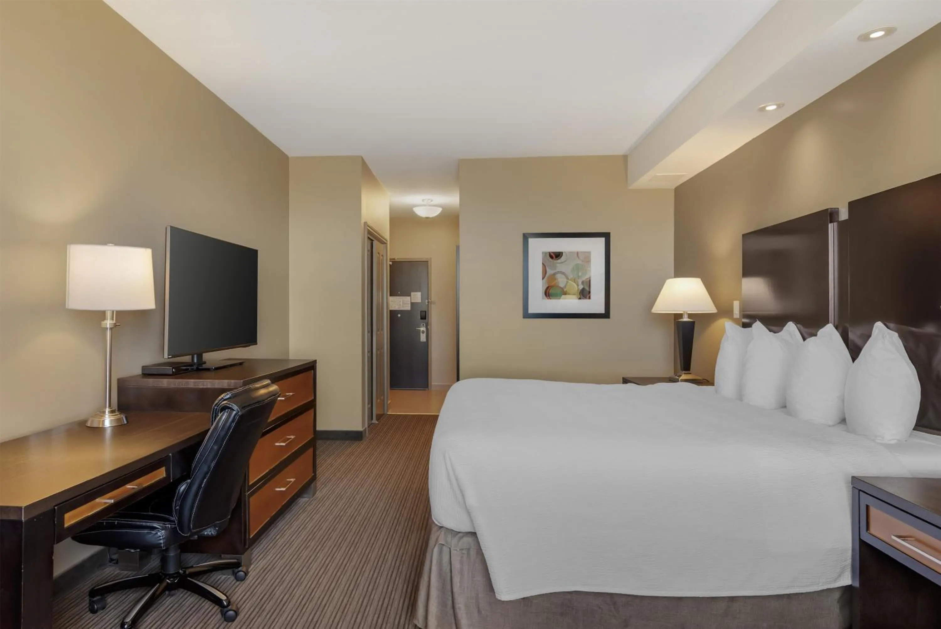 King Room with Kitchenette - Disability Access/Roll-In Shower in Best Western Plus Moose Jaw