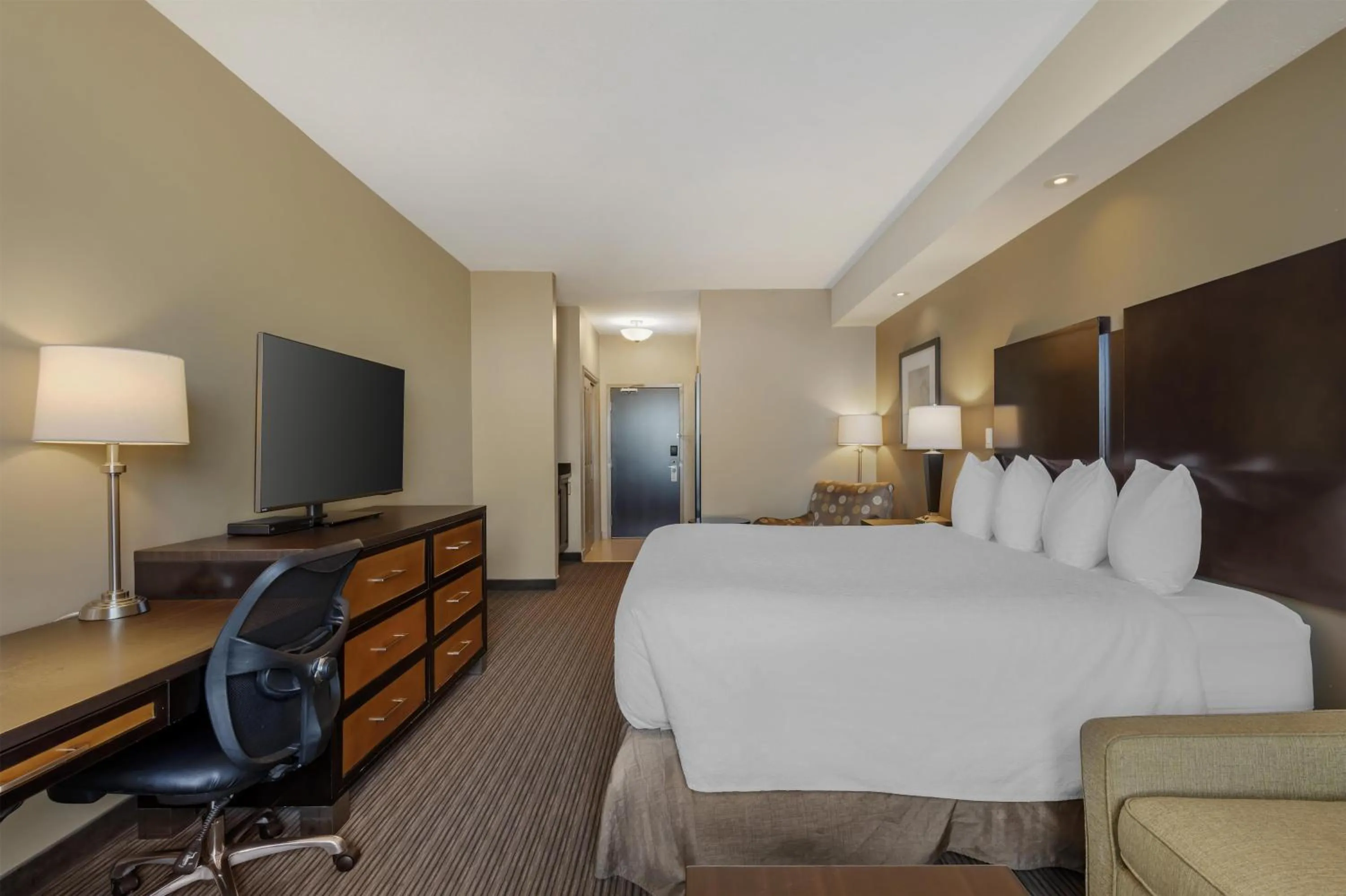 King Room with Sofa Bed - Non-Smoking in Best Western Plus Moose Jaw