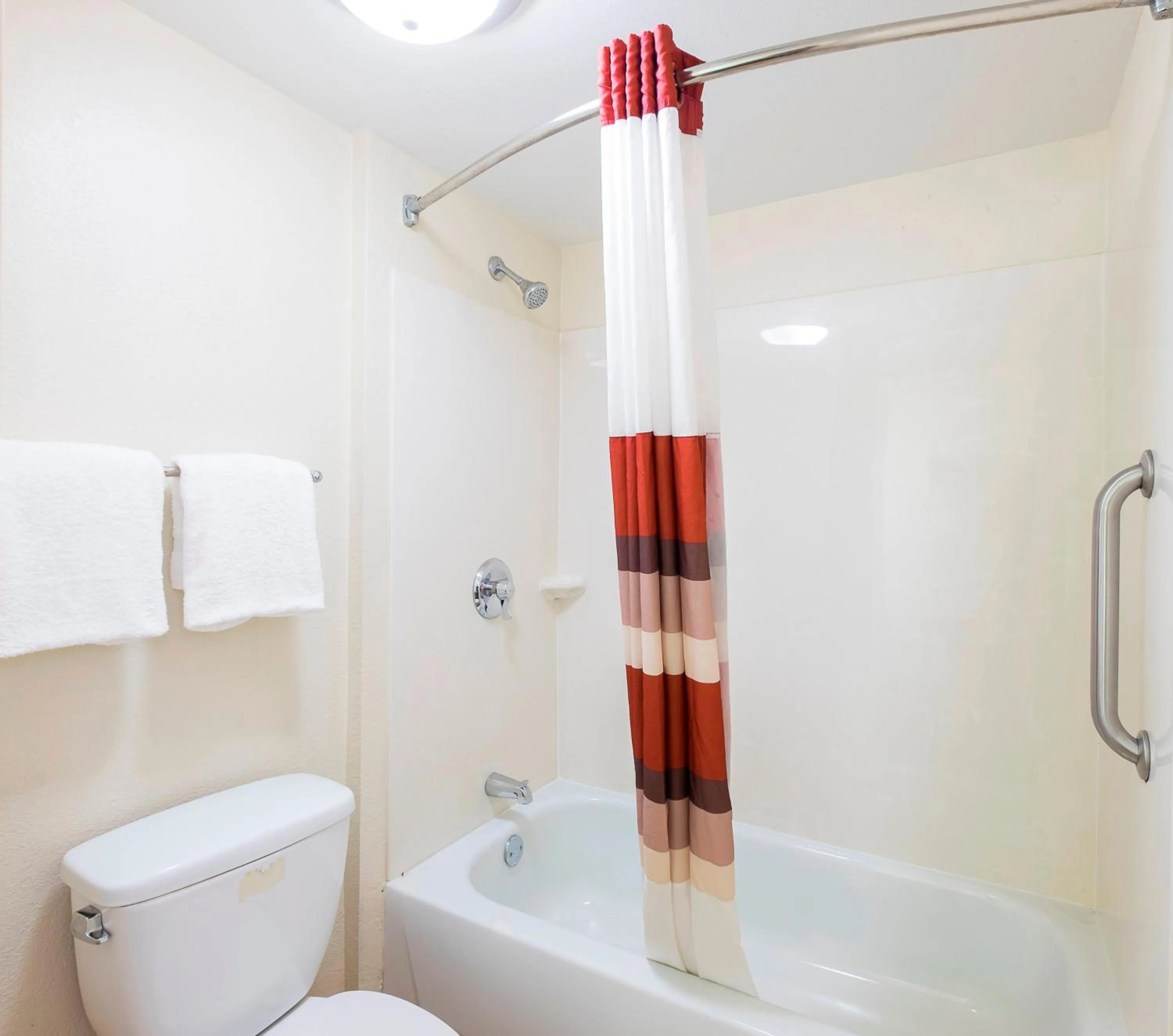  Deluxe King Room Smoking in Red Roof Inn Edison