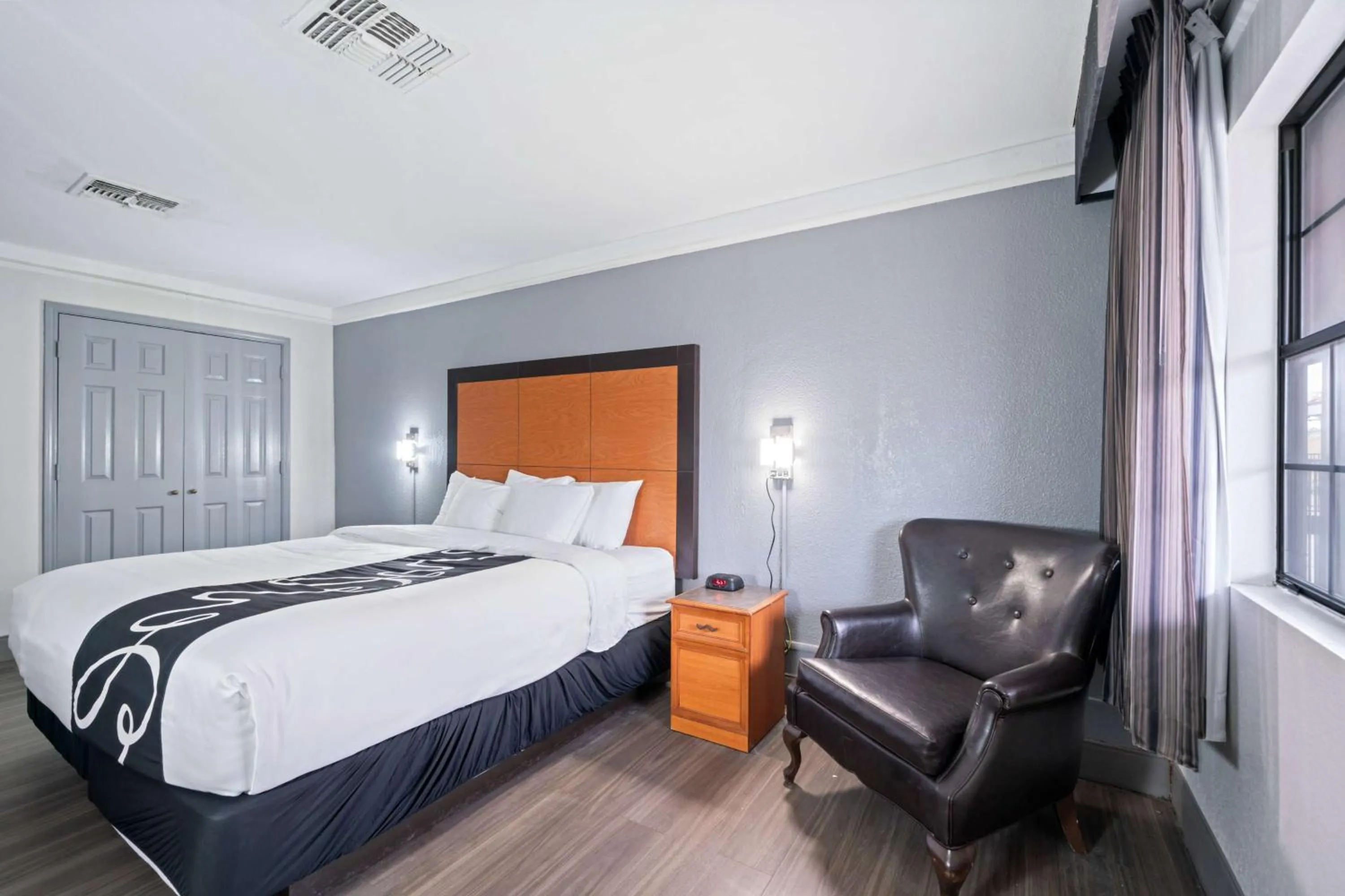 Deluxe King Room in La Quinta Inn by Wyndham Corpus Christi North