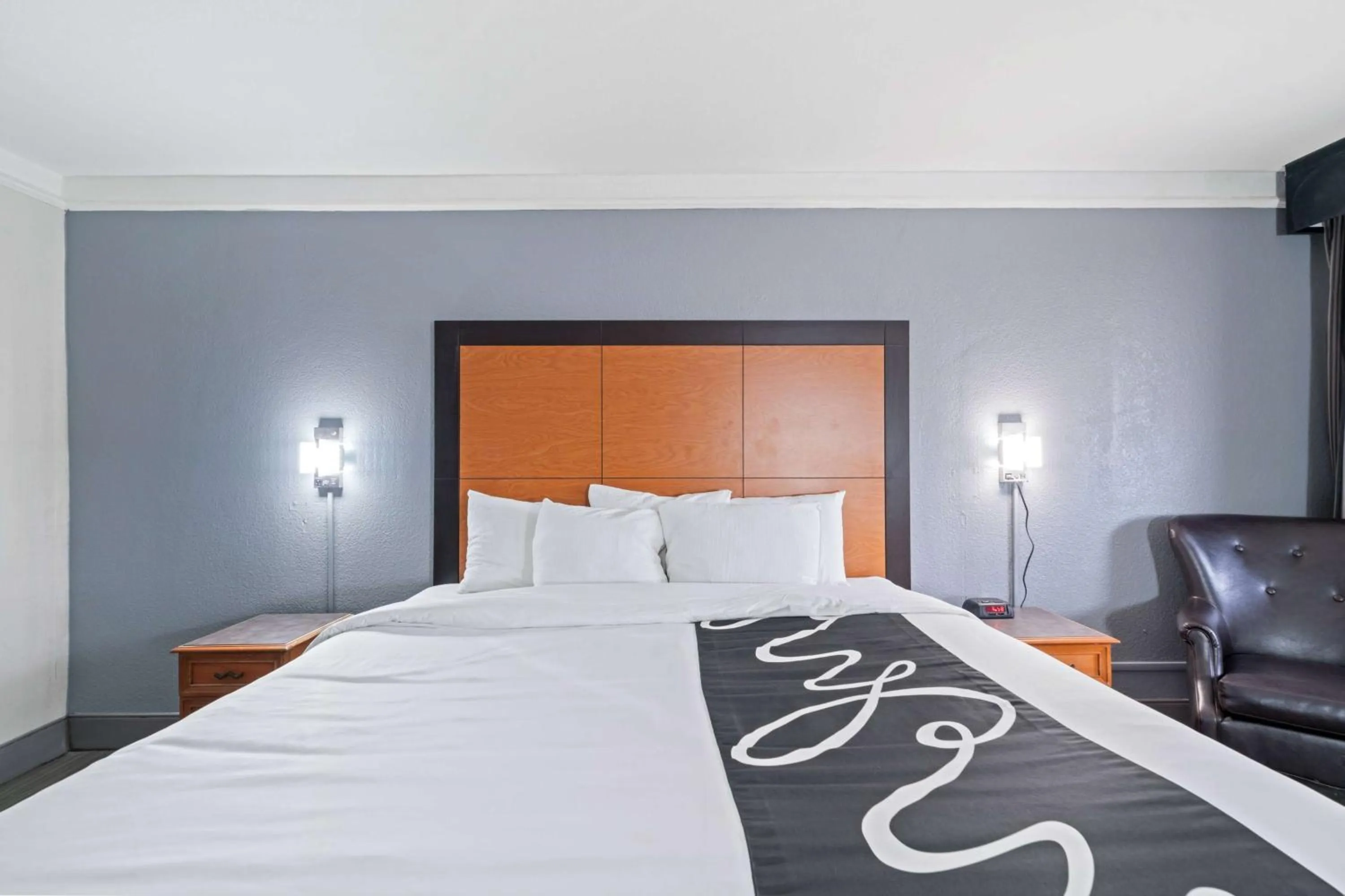 King Room with Bath Tub - Mobility Accessible/Non-Smoking in La Quinta Inn by Wyndham Corpus Christi North