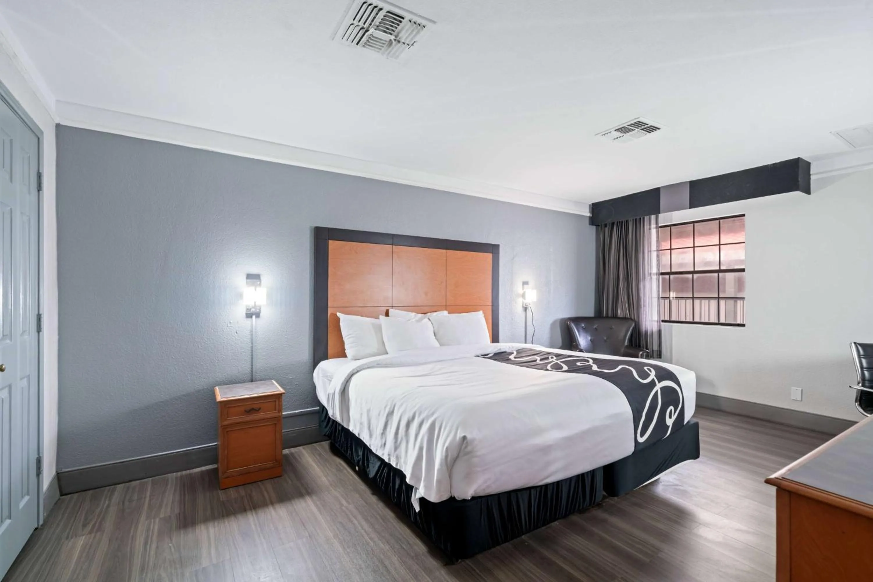 Deluxe King Suite - Non-Smoking in La Quinta Inn by Wyndham Corpus Christi North