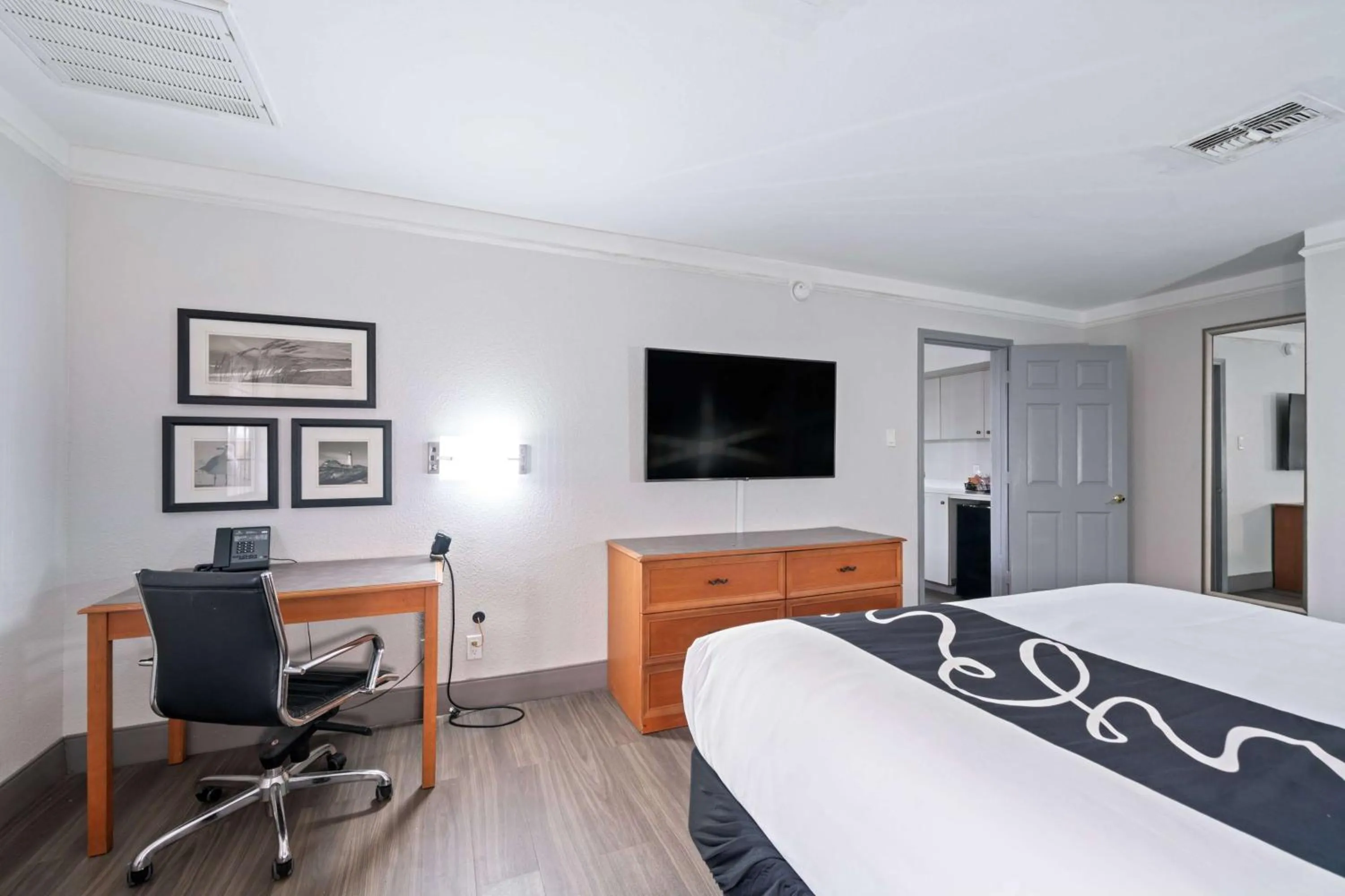 King Suite - Non-Smoking in La Quinta Inn by Wyndham Corpus Christi North