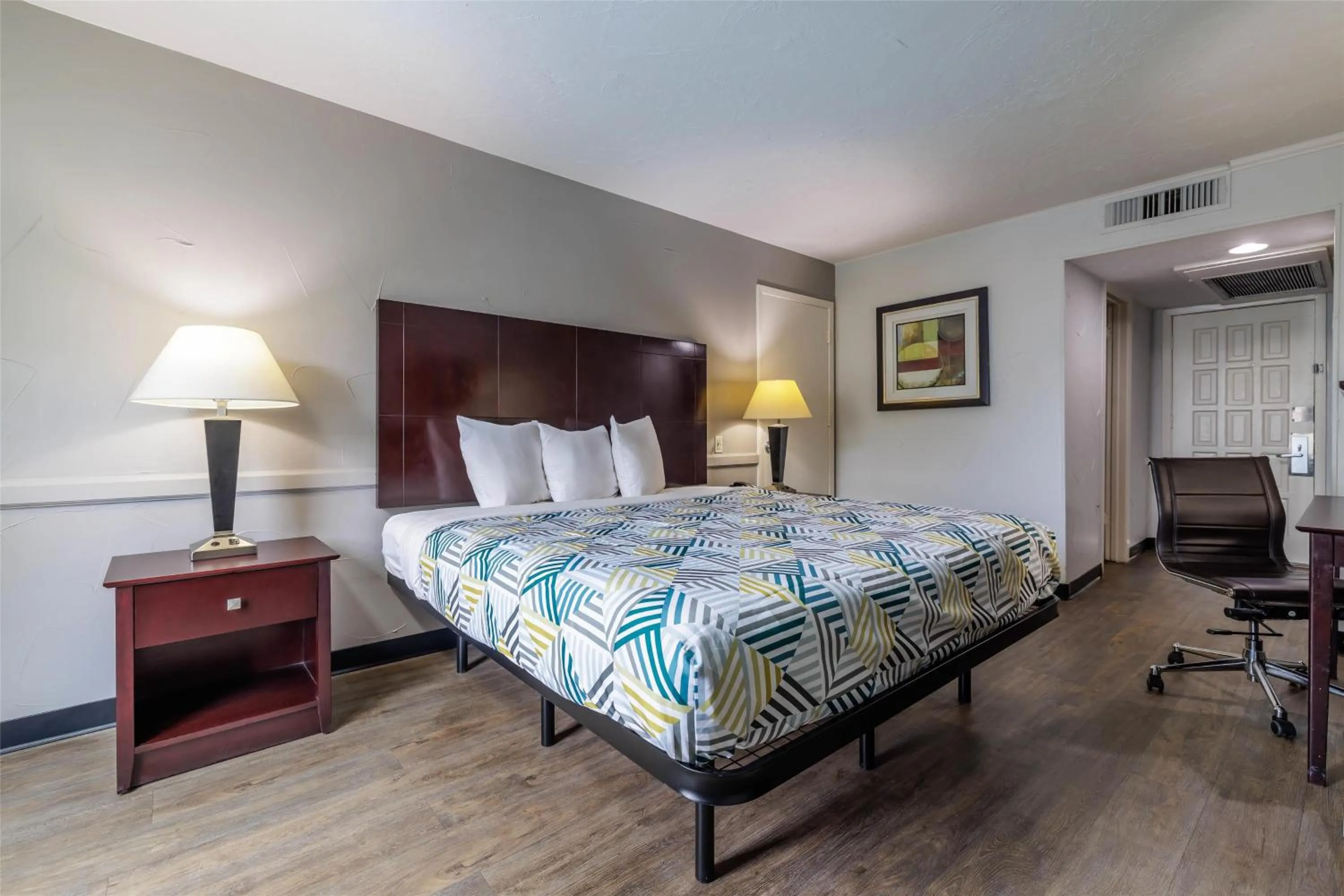 King Room with Roll-in Shower - Disability Access - Non-Smoking in Motel 6 Dallas TX Downtown