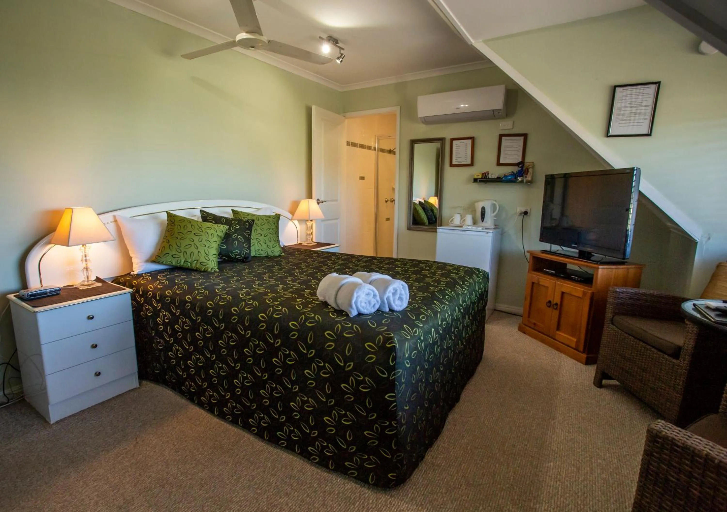 Standard Double Room - Top Floor in Ainslie Manor Guest House