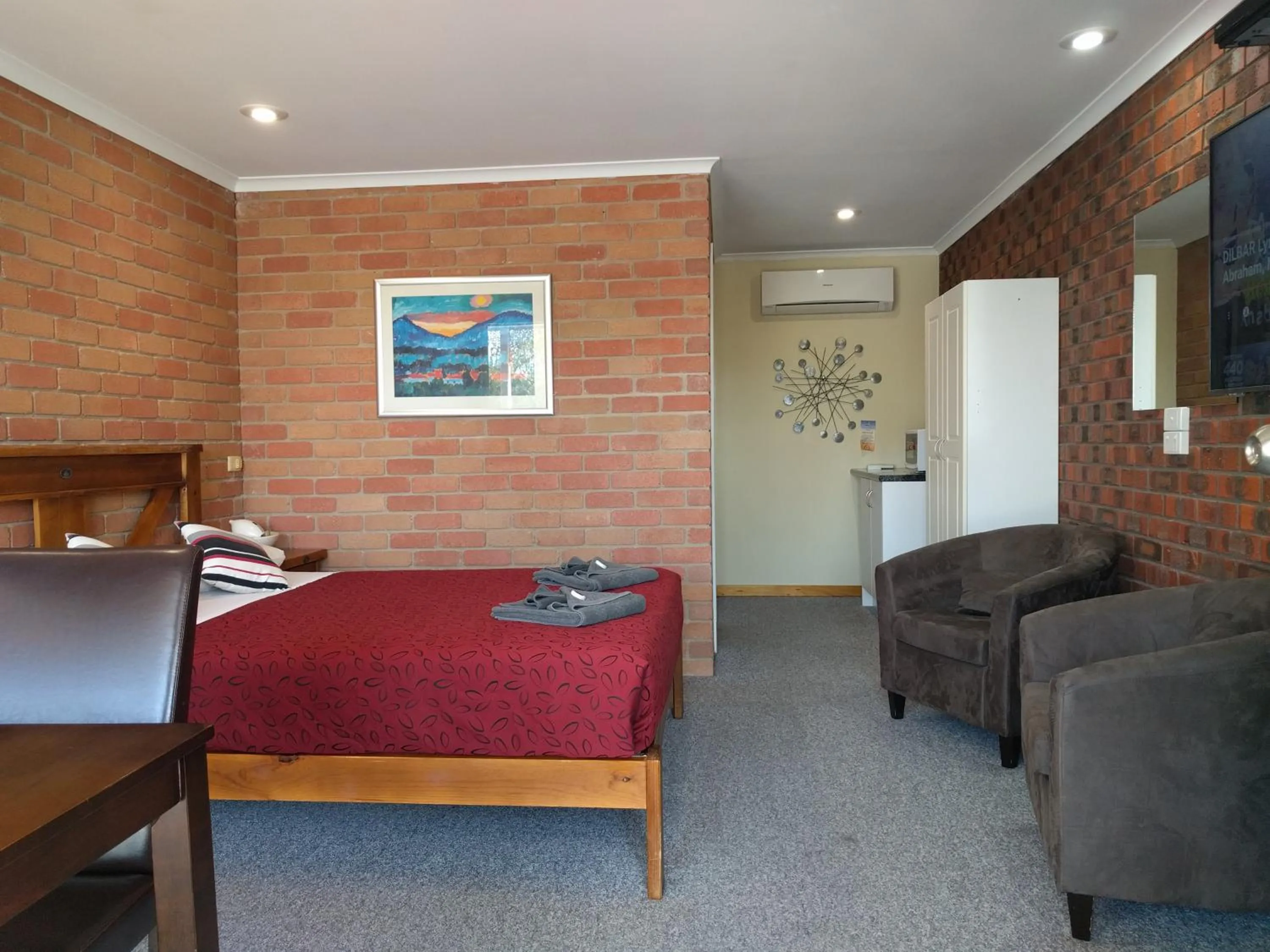 Deluxe Queen Room in Travellers Inn Kaniva