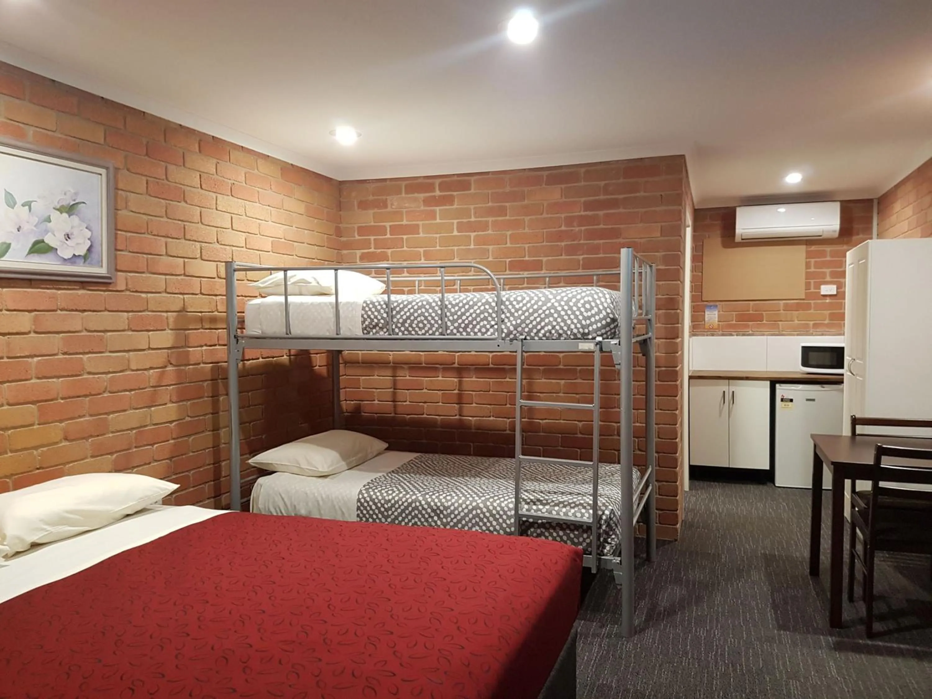 Family Room with Bathroom in Travellers Inn Kaniva