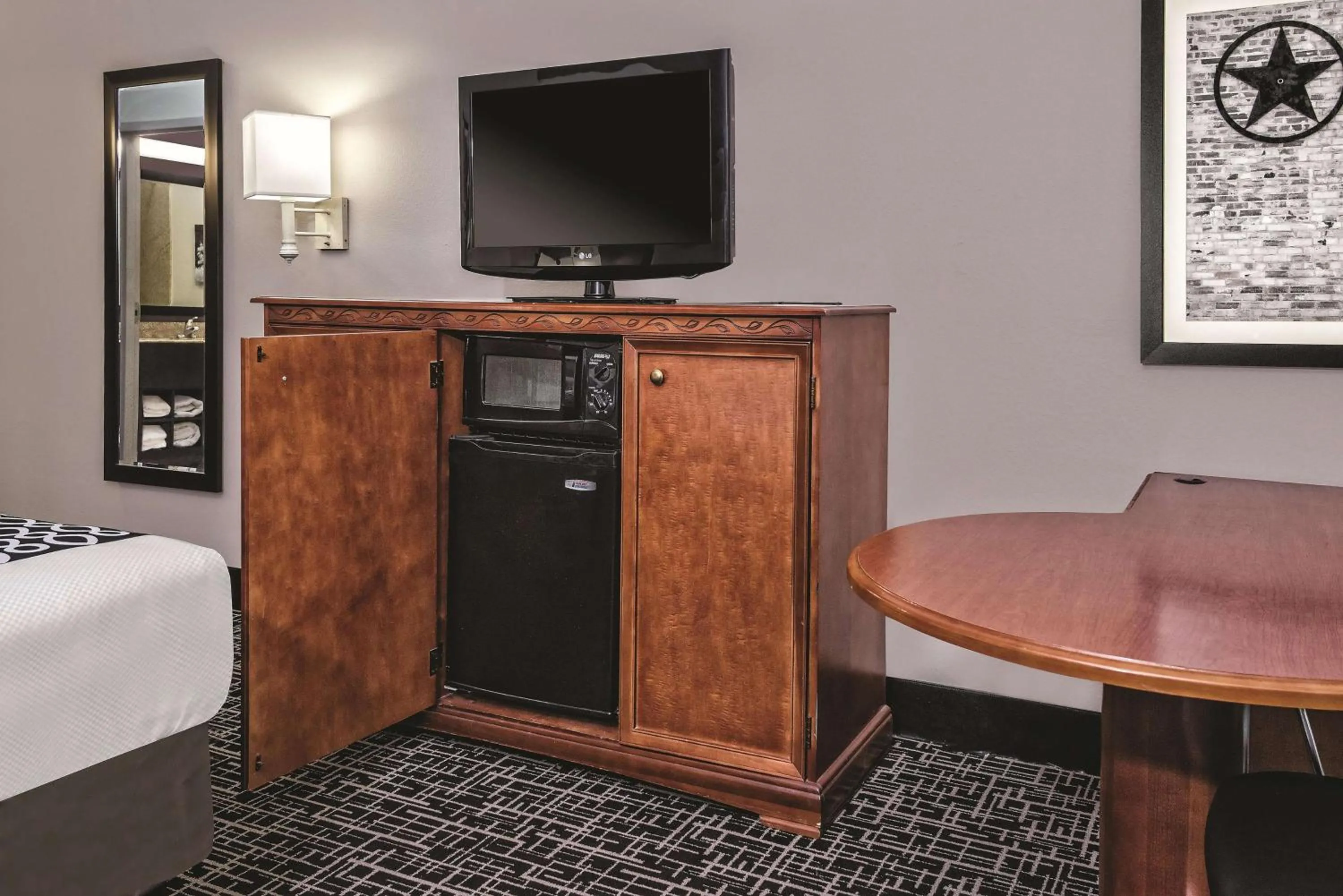 Two-Room King Suite - Mobility Access/Non-Smoking in La Quinta by Wyndham Rosenberg