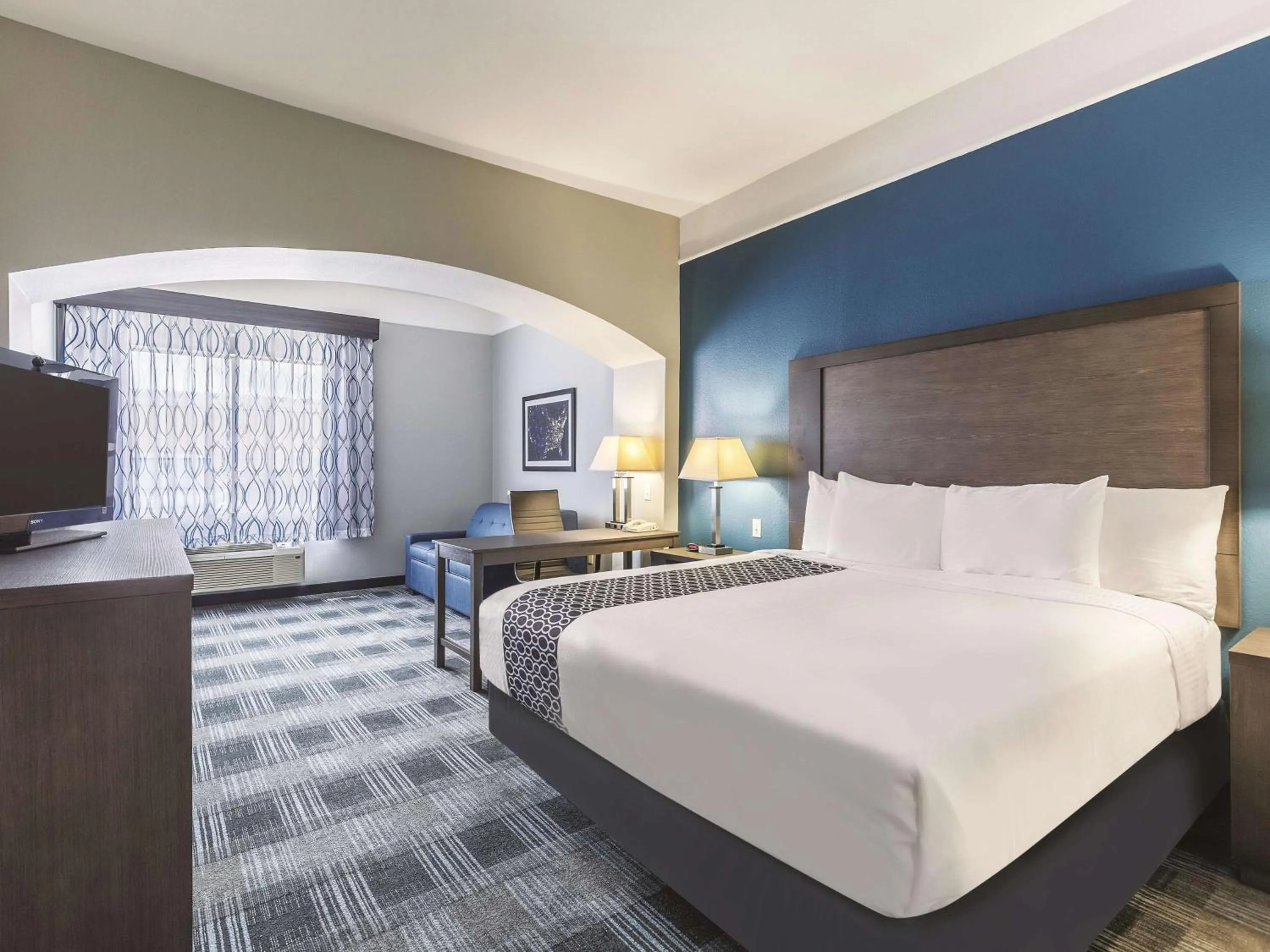 King Room with Roll-In Shower - Mobility/Hearing Accessible - Non-Smoking in La Quinta by Wyndham Houston/Clear Lake-NASA