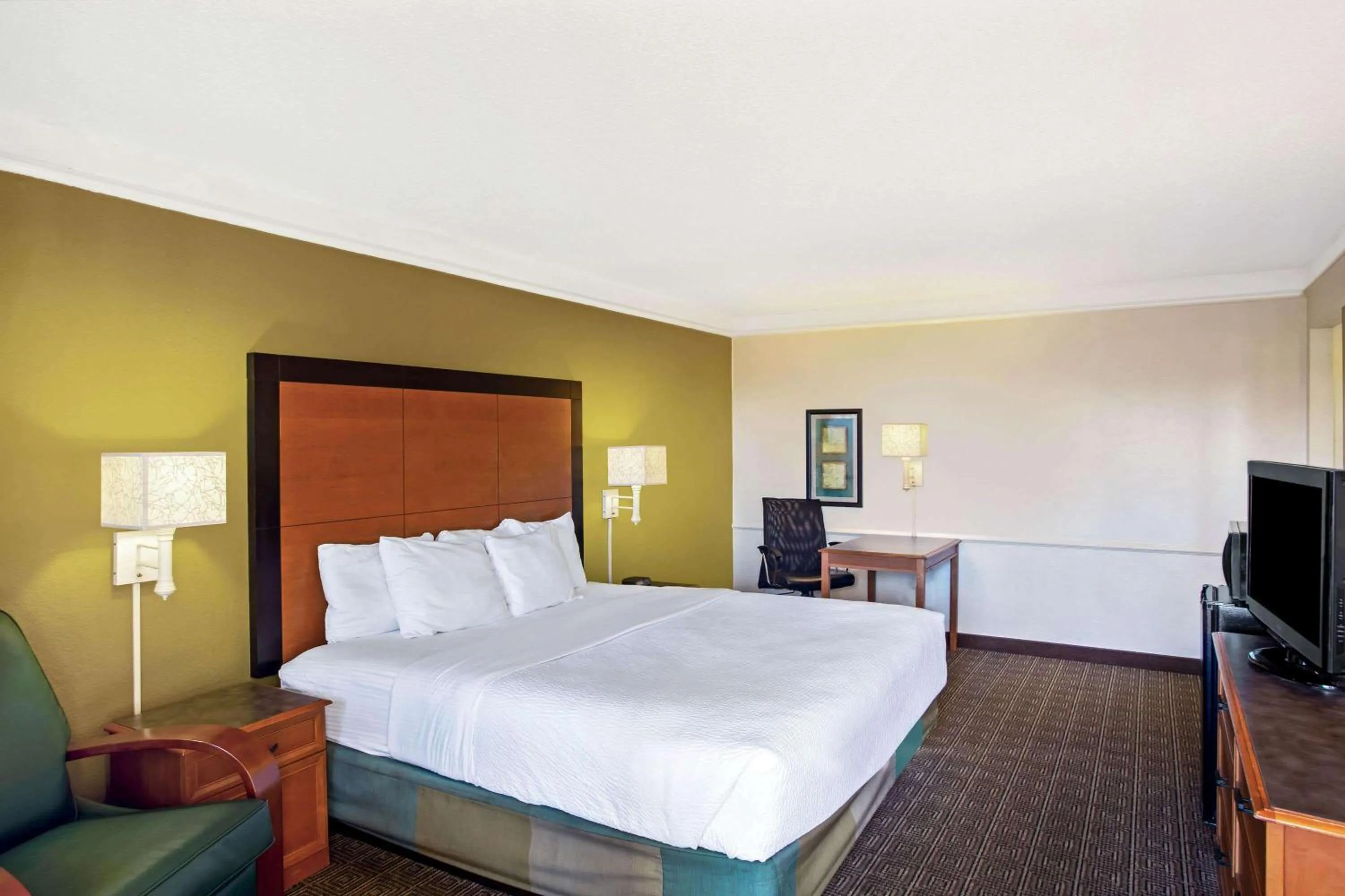 Deluxe King Room in La Quinta Inn by Wyndham Killeen - Fort Hood