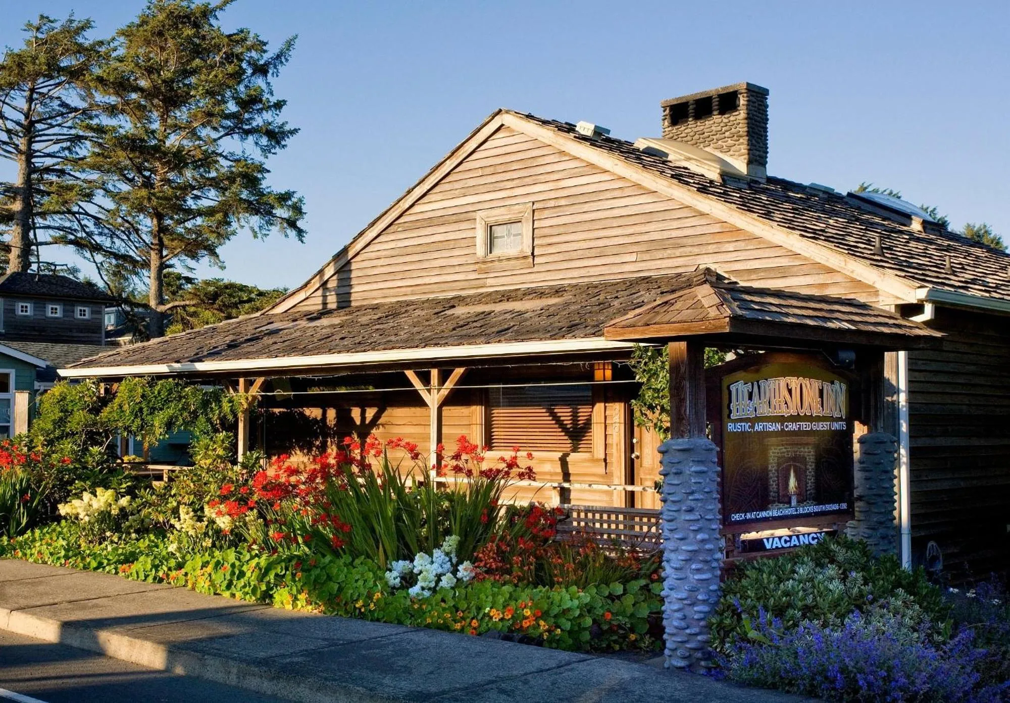 Hearthstone Inn - Lewis Queen (Children and Pet Friendly) in Cannon Beach Hotel Collection