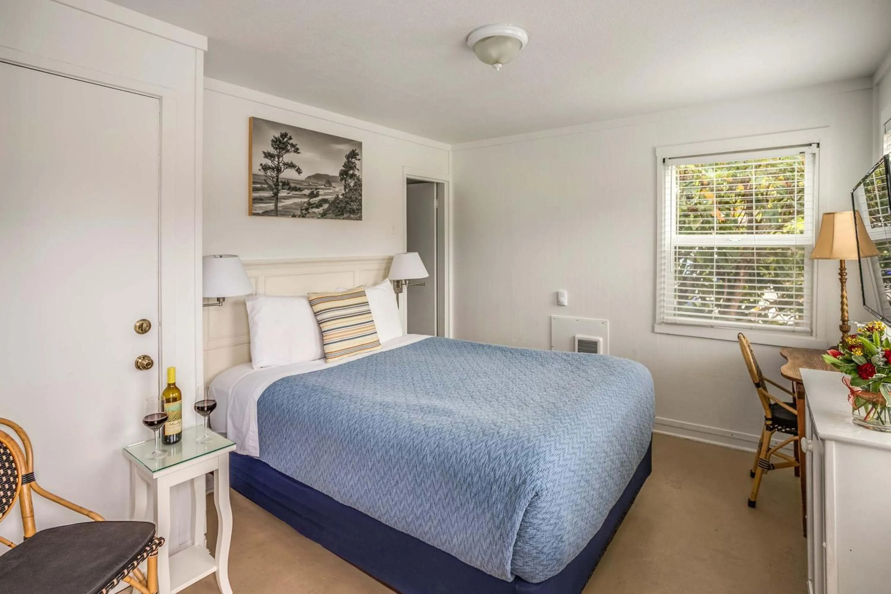 McBee Cottage - Cozy Queen (Children and Pet Friendly) in Cannon Beach Hotel Collection