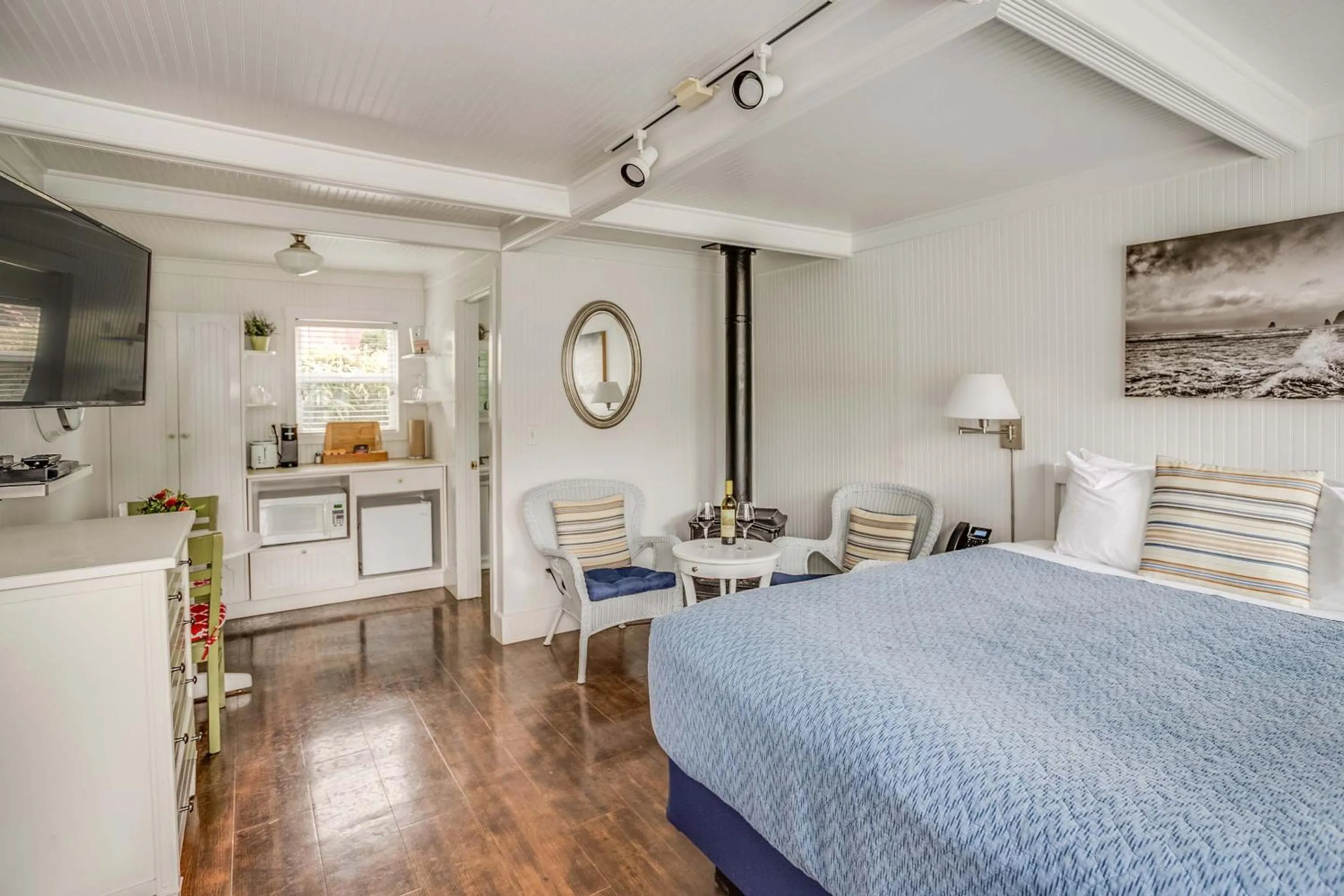 McBee Cottage - Classic Queen (Children and Pet Friendly) in Cannon Beach Hotel Collection