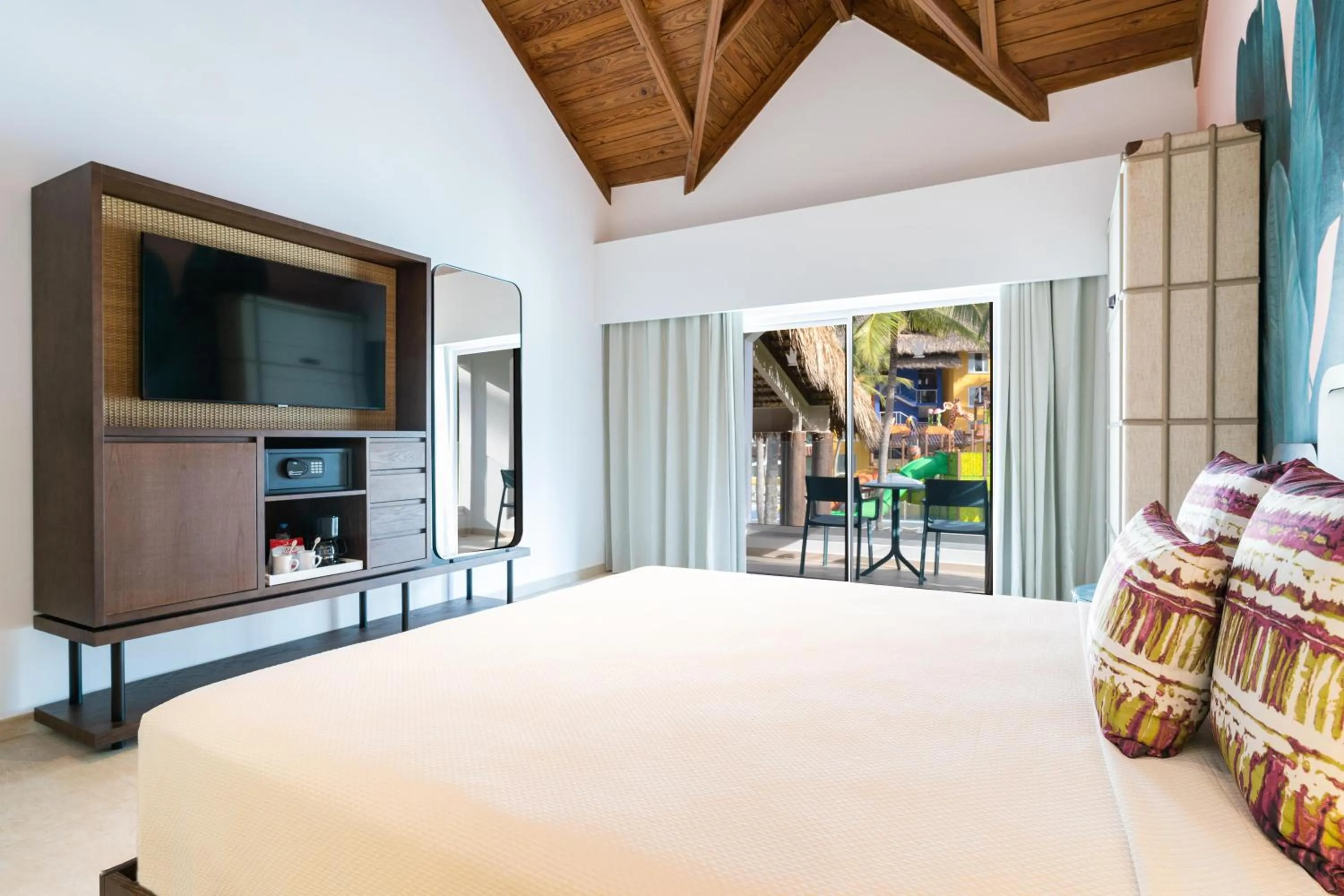 Tropical Deluxe - single occupancy in Tropical Deluxe Princess - All Inclusive