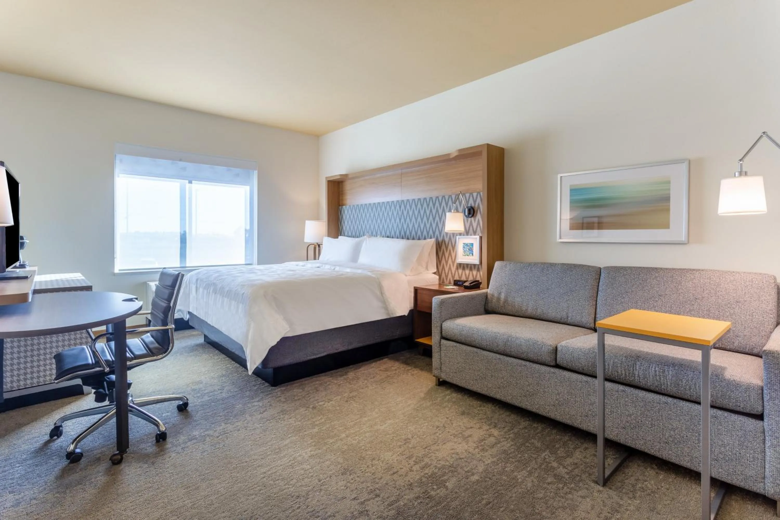 Premium King Room with Roll-In Shower - Mobility Access in Holiday Inn & Suites Cedar Falls-Waterloo Event Ctr by IHG