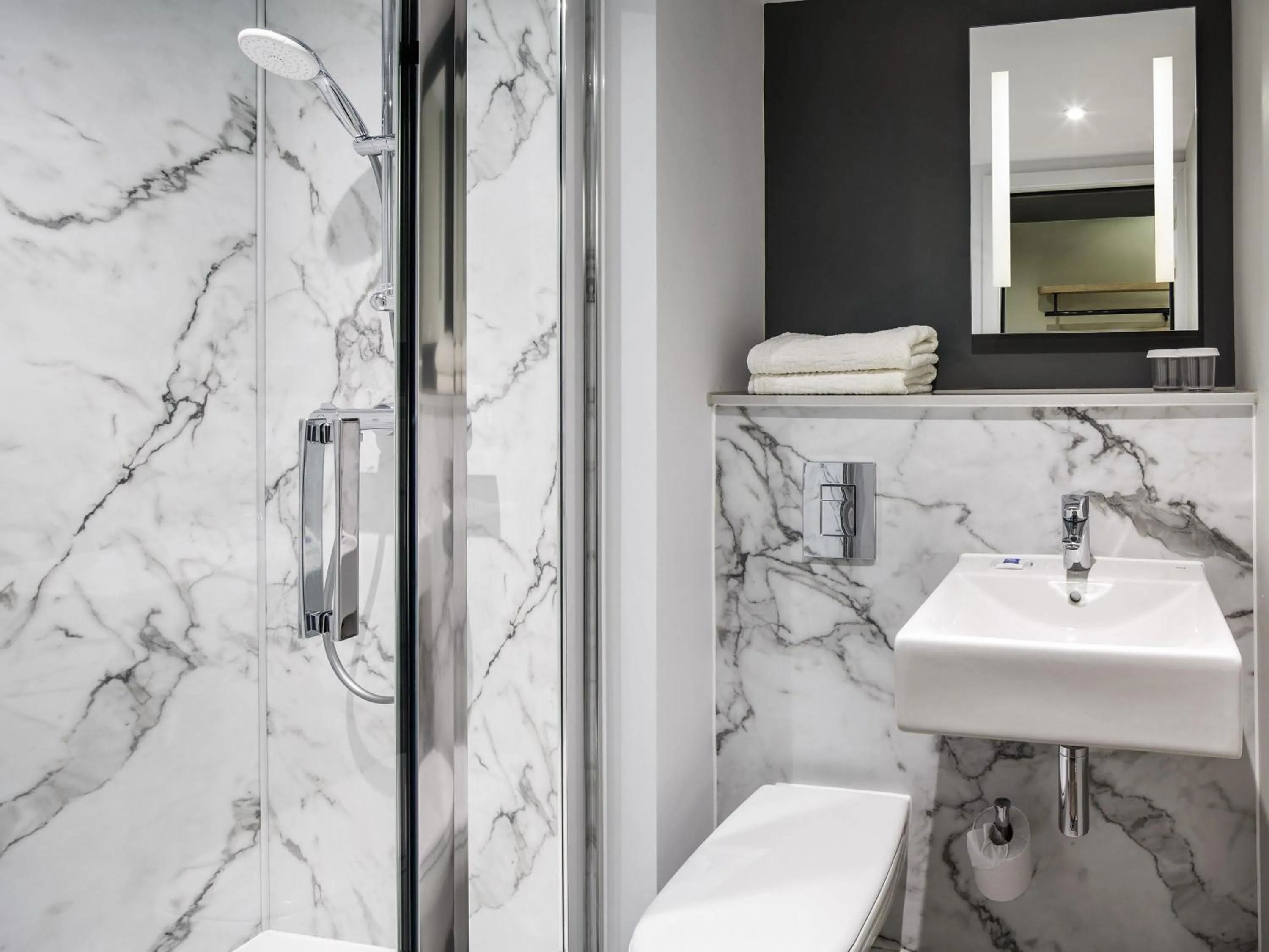 Standard Twin Room in ibis budget Swindon