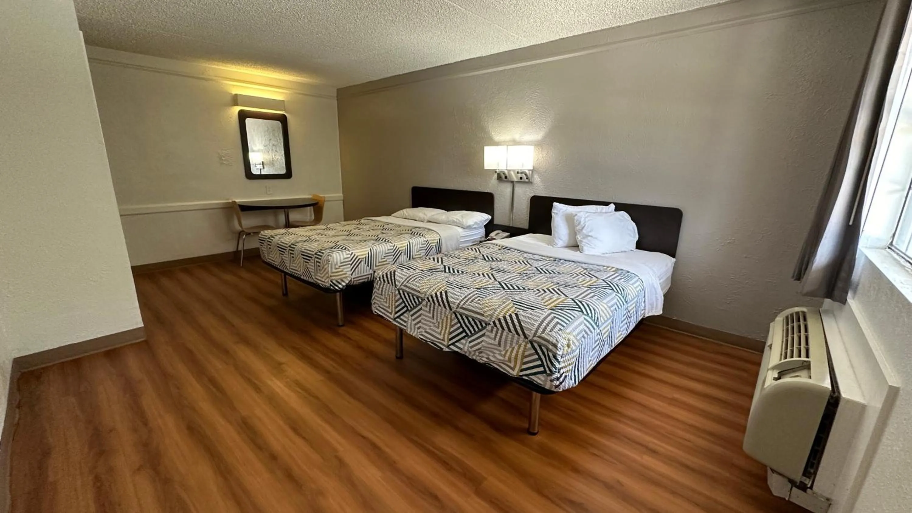 Classic Quadruple Room - single occupancy - Smoking in Motel 6-Beaumont, TX