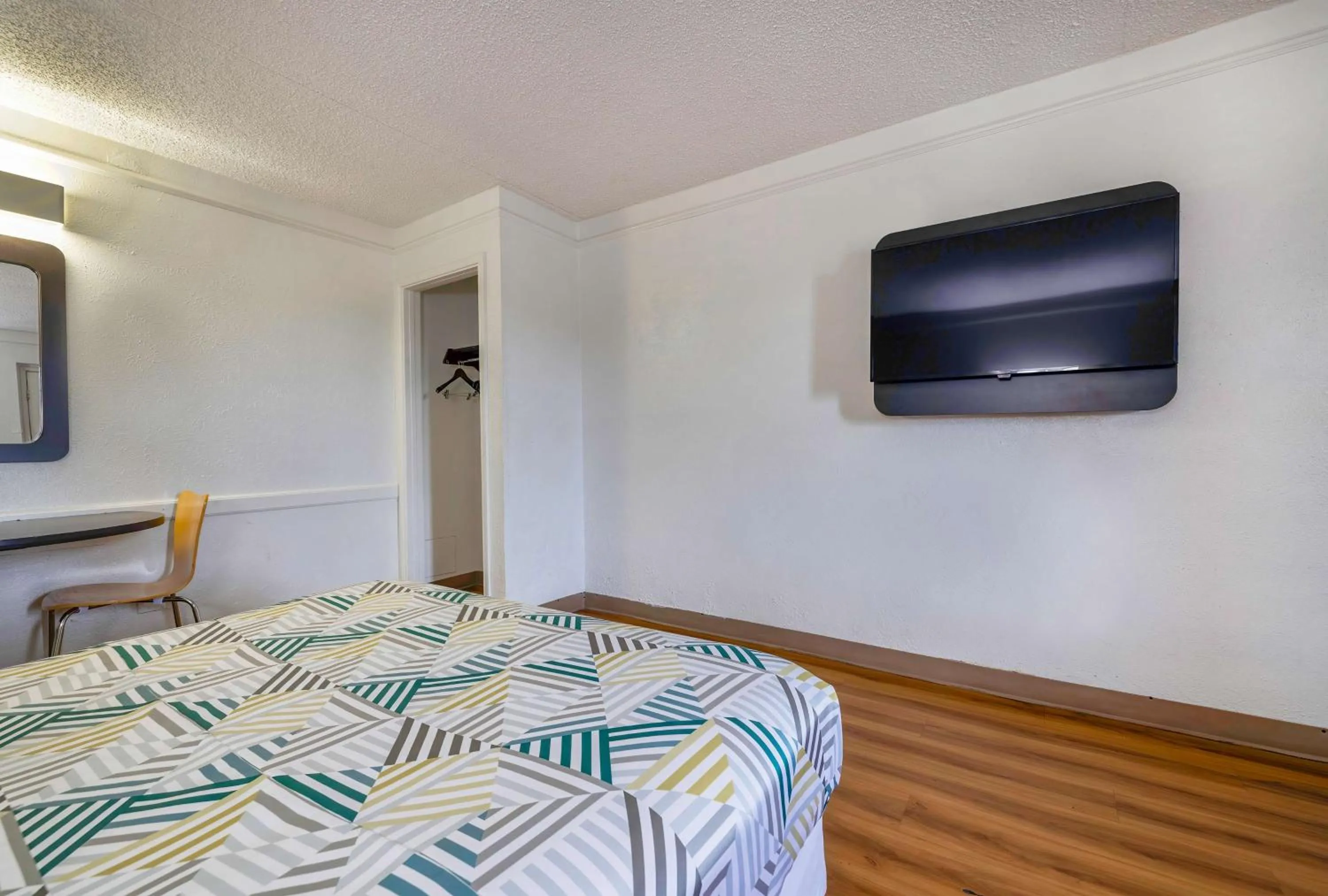 Standard Queen Room - single occupancy - Smoking in Motel 6-Beaumont, TX