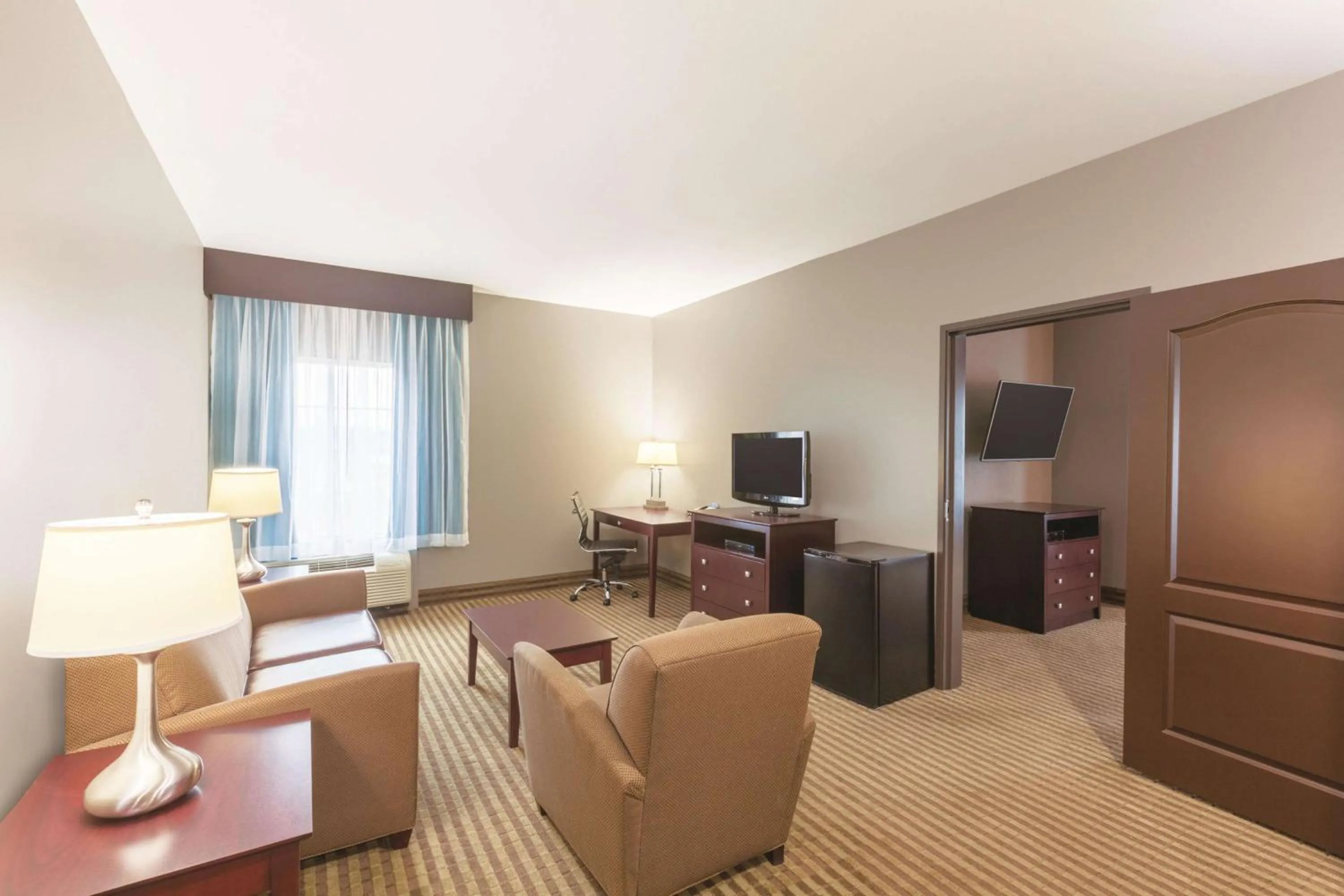 Deluxe King Suite in La Quinta by Wyndham Houston IAH Bush Intl Airport E