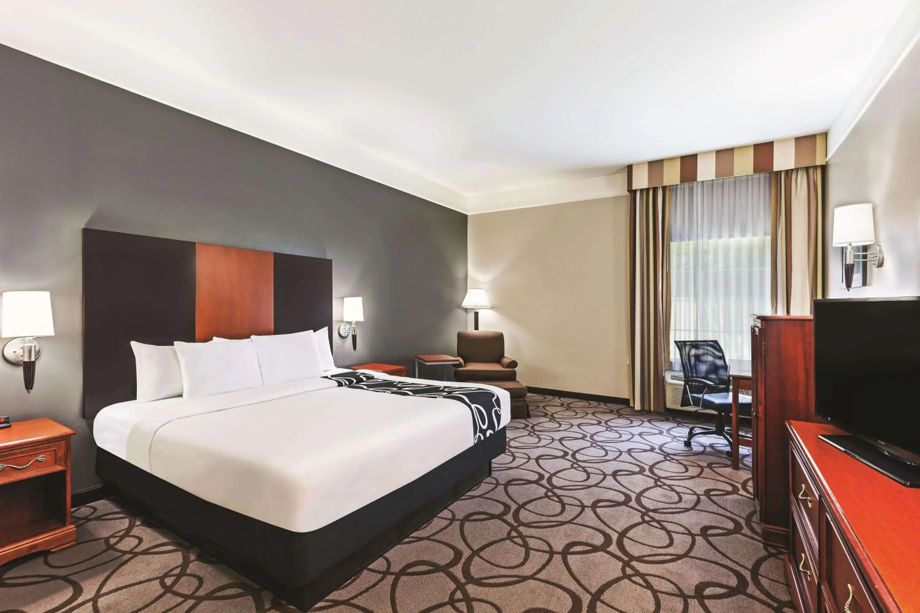 King Room with Bath Tub - Mobility Accessible/Non-Smoking in La Quinta by Wyndham Granbury