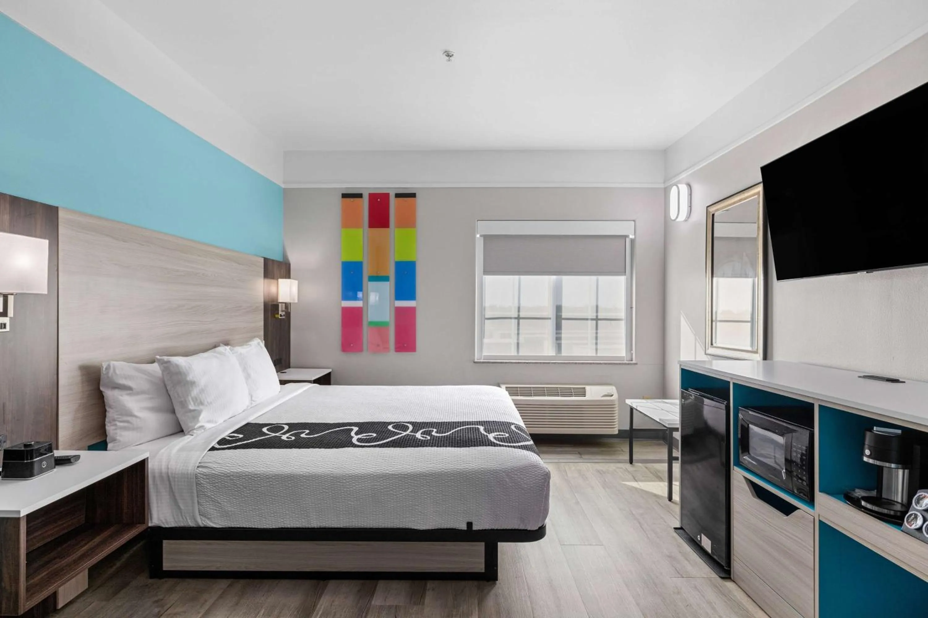 King Room with Roll-In Shower - Mobility/Hearing Accessible - Non-Smoking in La Quinta Inn Suites by Wyndham Raymondville Harlingen