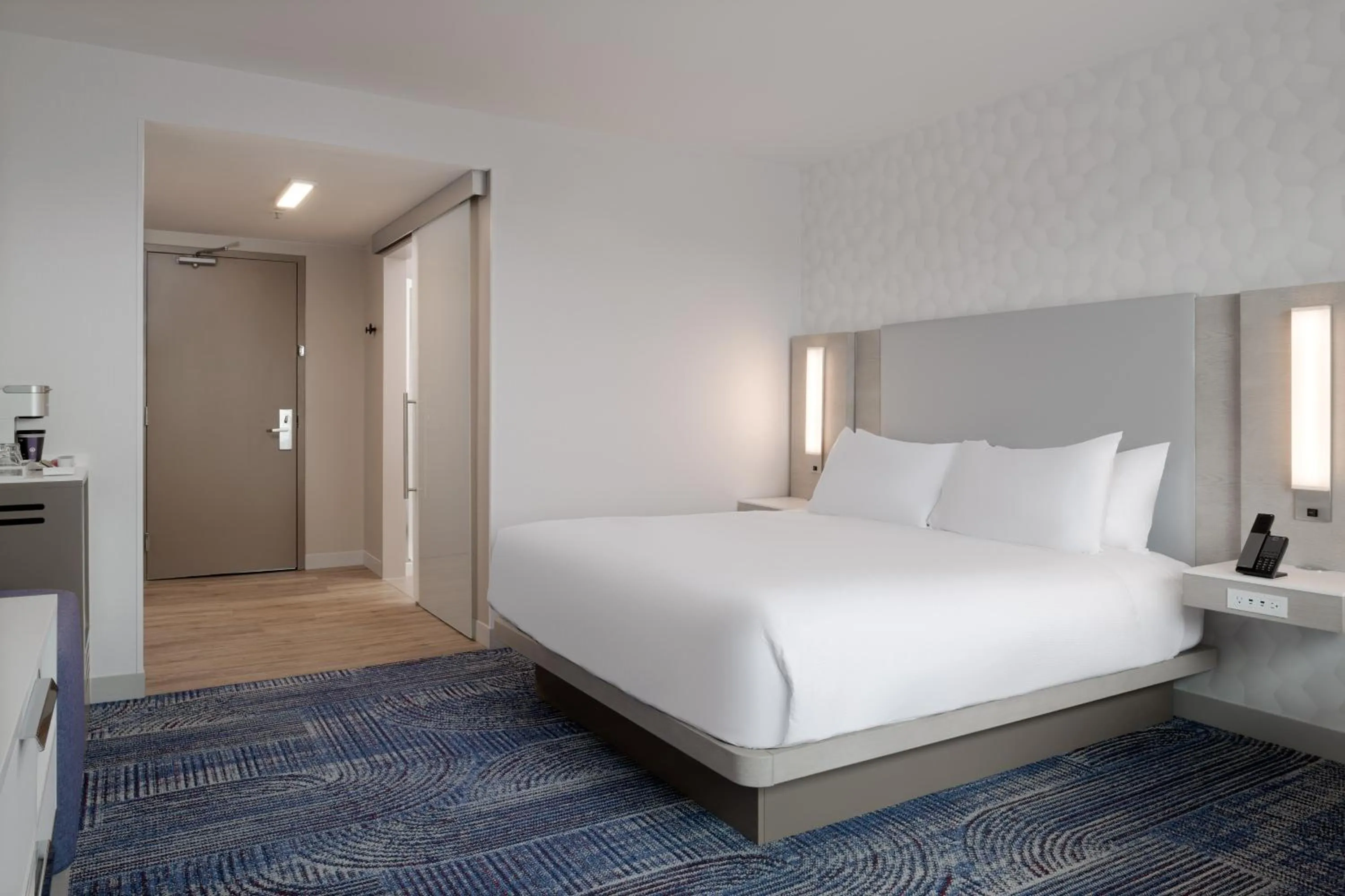 King Room with Bath Tub - Mobility Access in Hilton Santa Clara