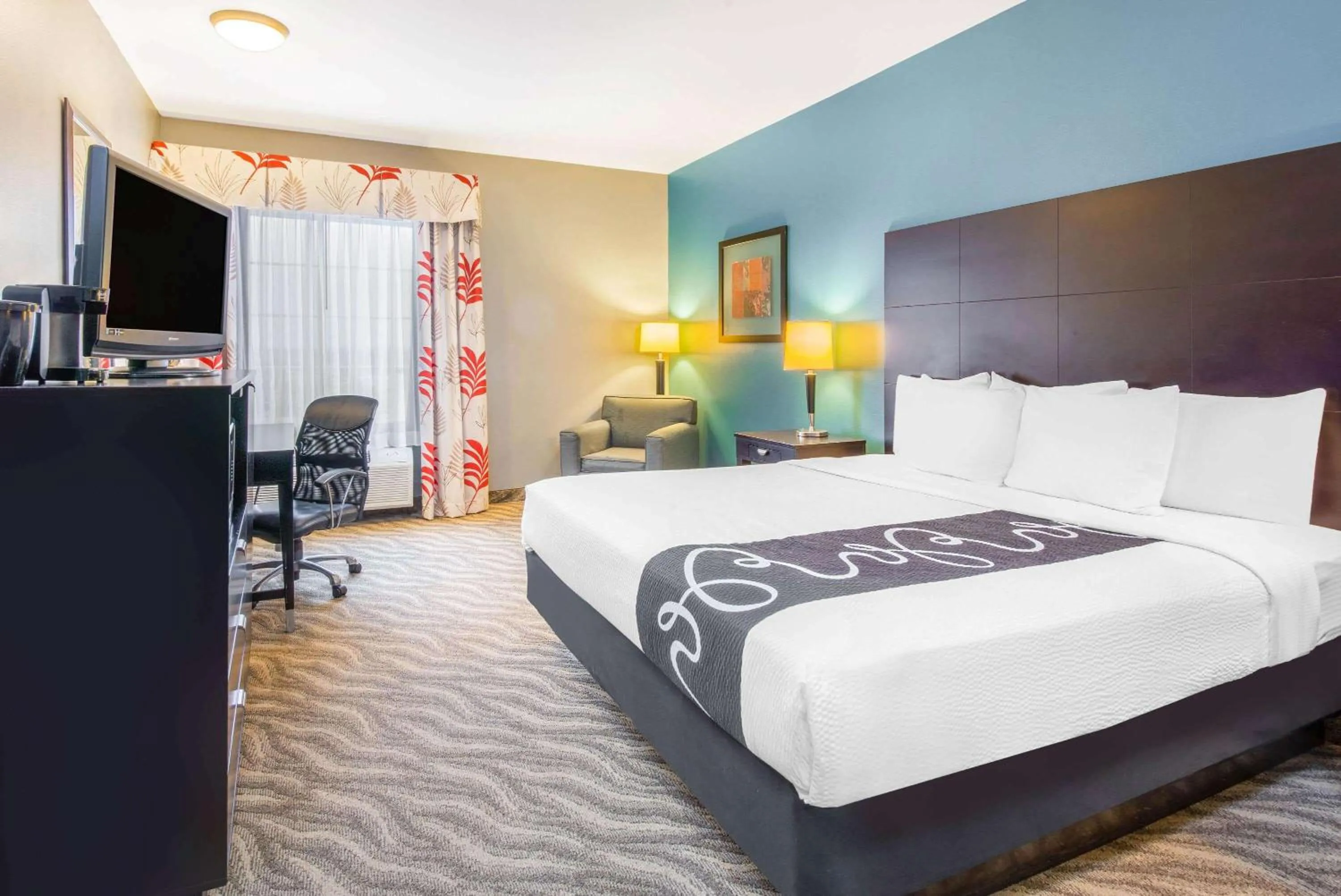 Junior King Suite - Non-Smoking in La Quinta by Wyndham Glen Rose