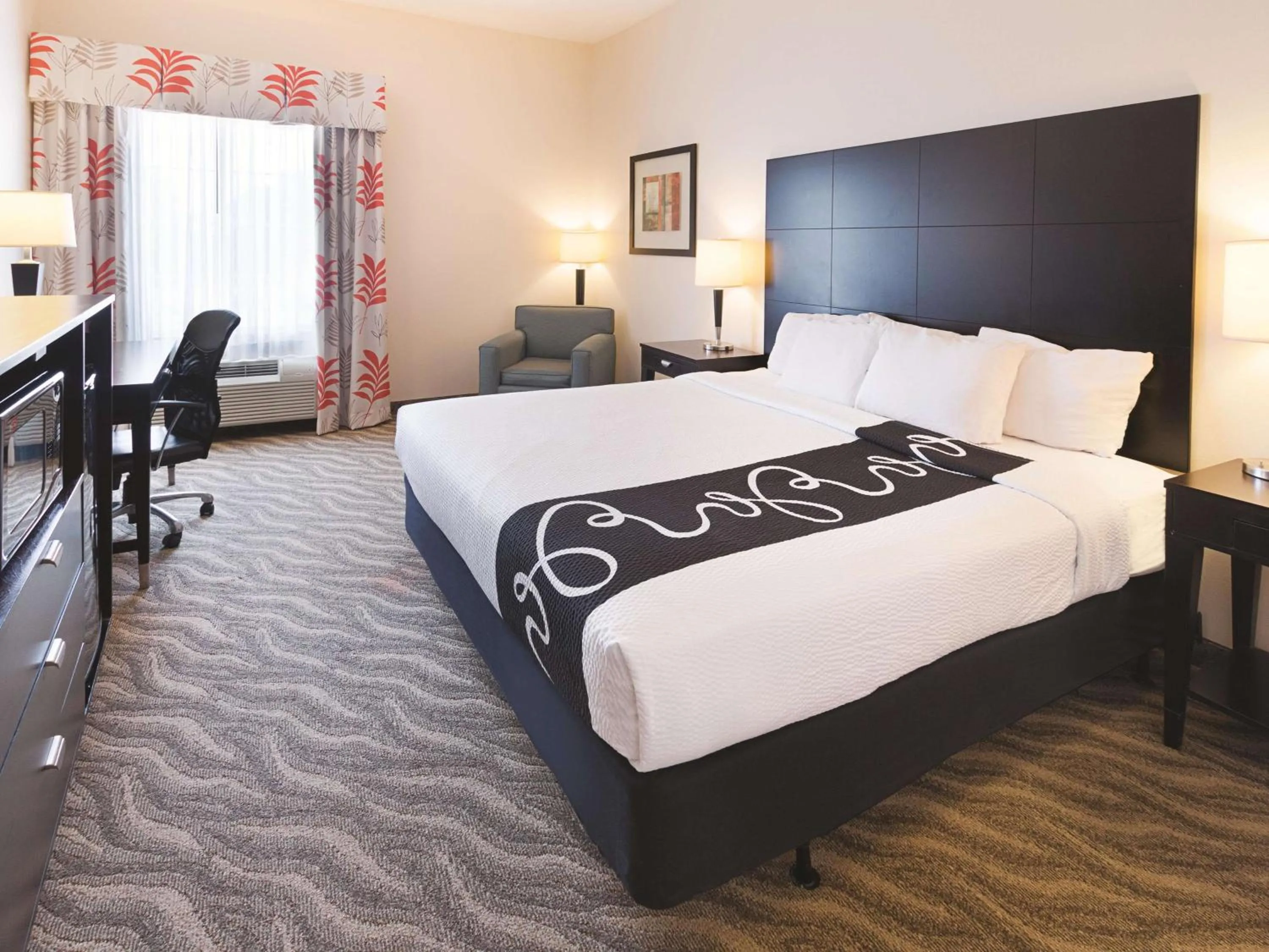 King Room with Bath Tub - Mobility/Hearing Accessible - Non-Smoking in La Quinta by Wyndham Glen Rose