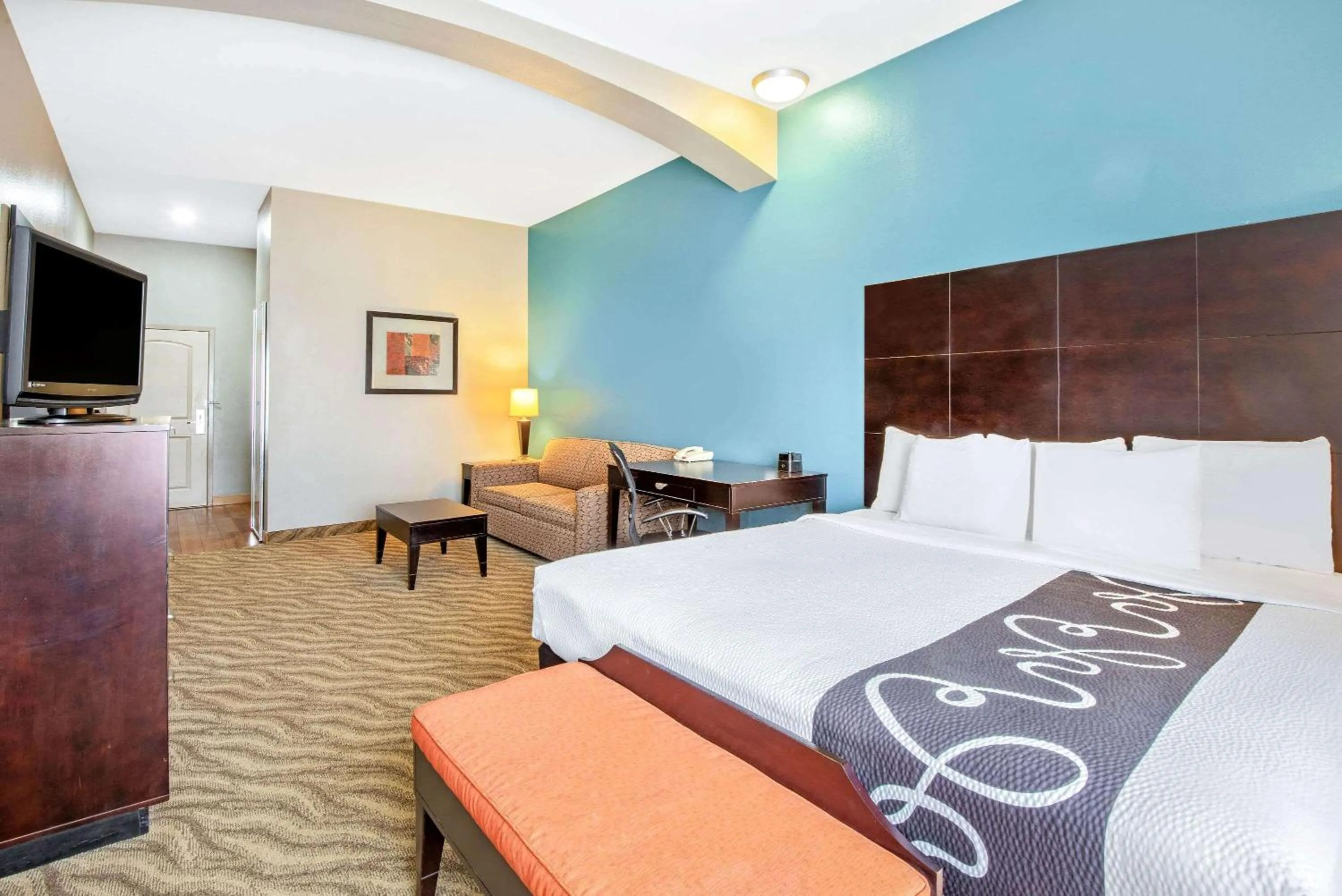 Deluxe King Room with Bath Tub - Mobility/Hearing Accessible - Non-Smoking in La Quinta by Wyndham Glen Rose