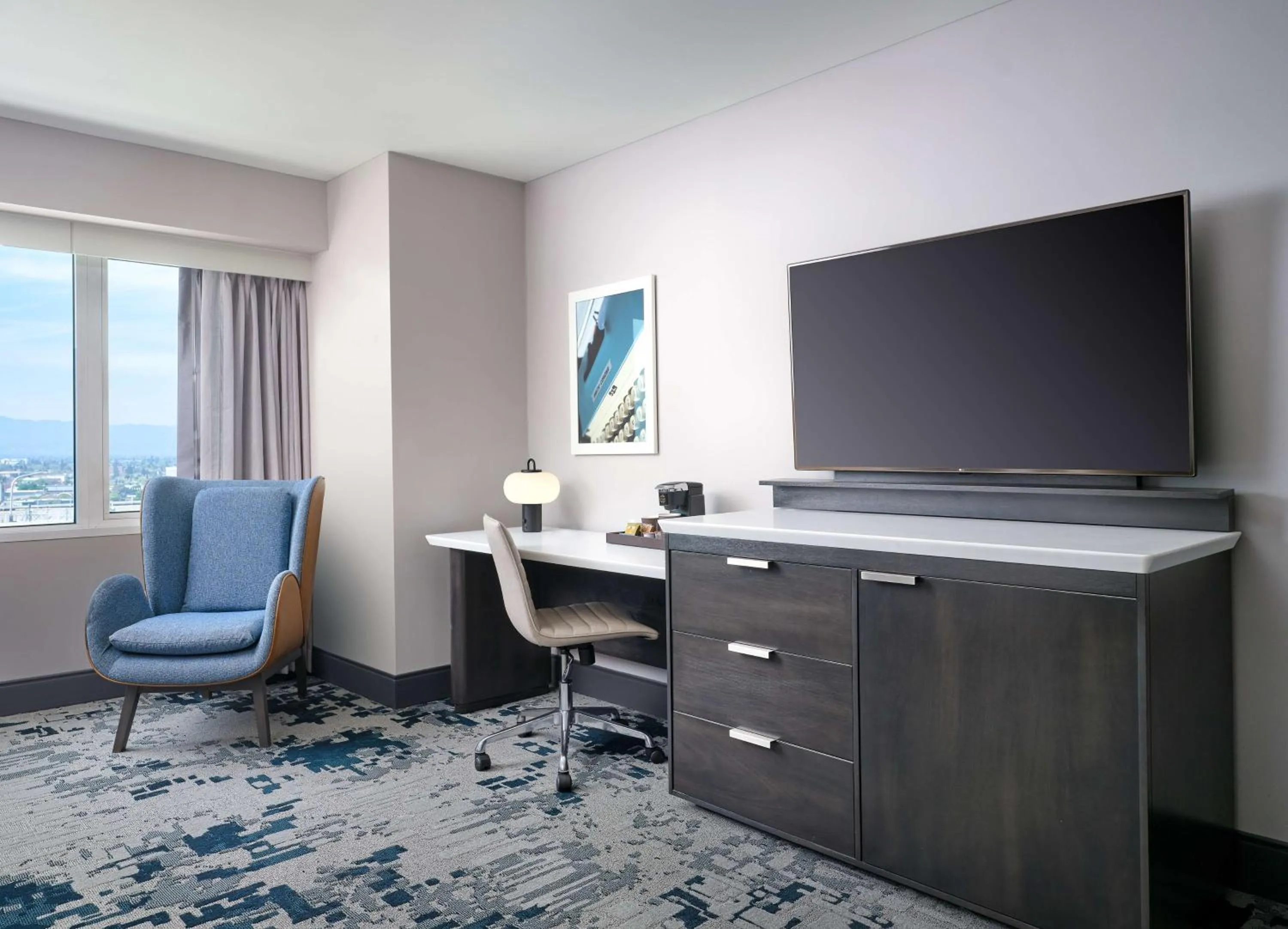 Corner Queen Room with Mobility Accessible Tub - single occupancy in Hilton San Jose