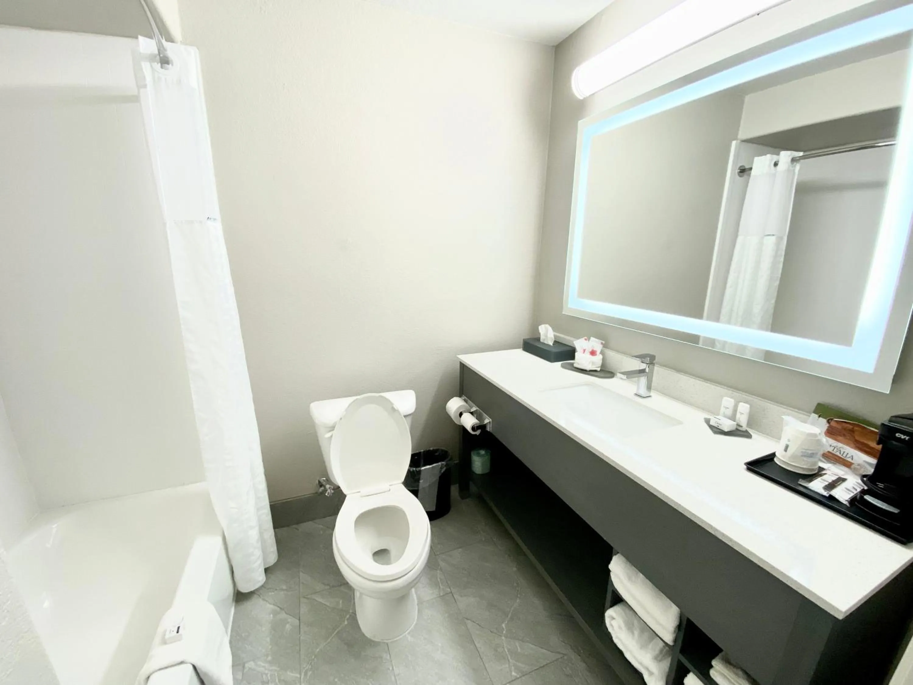 King Suite with Sofa Bed - Non-Smoking in La Quinta by Wyndham Ada