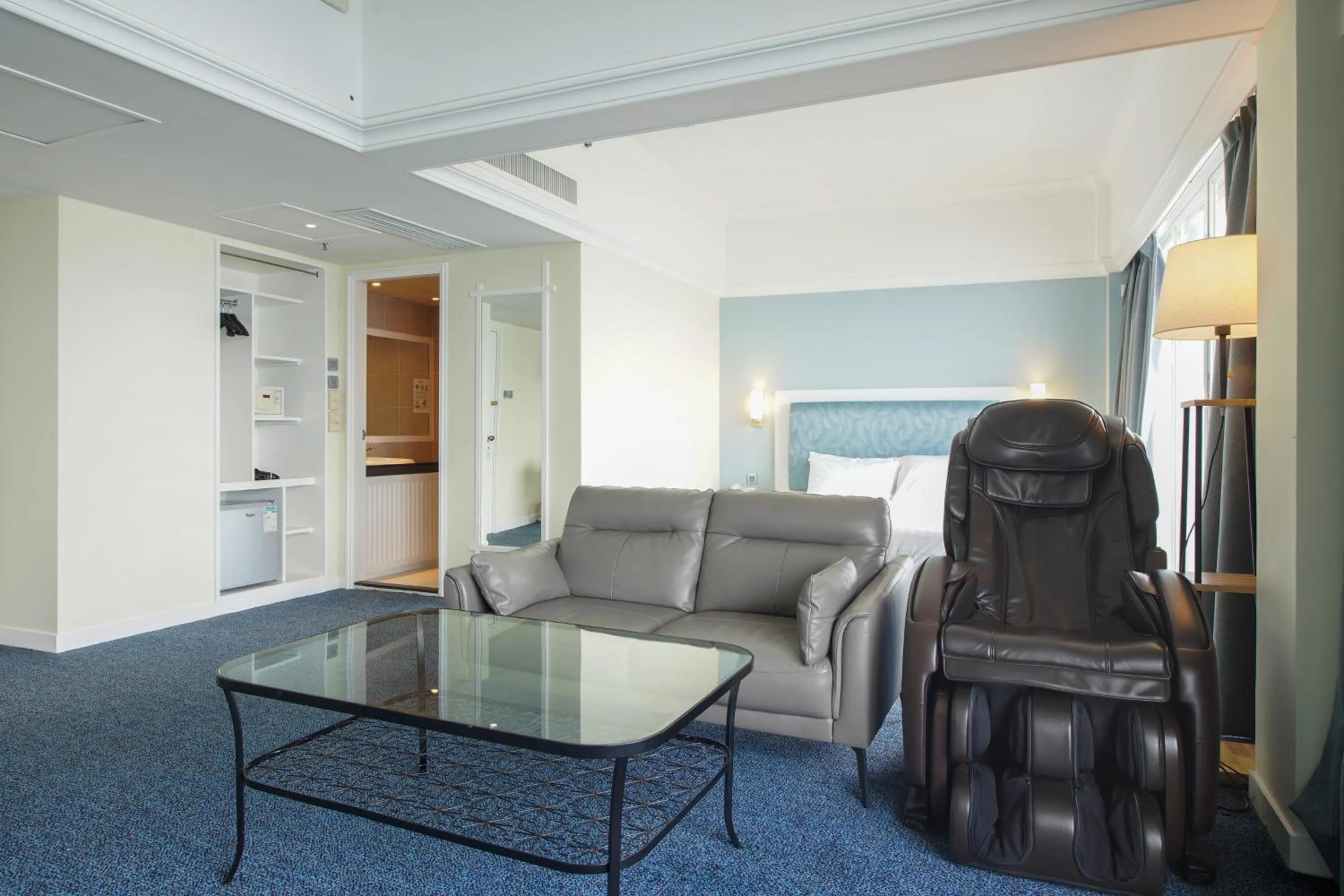 Deluxe Suite in Warwick Hotel Cheung Chau