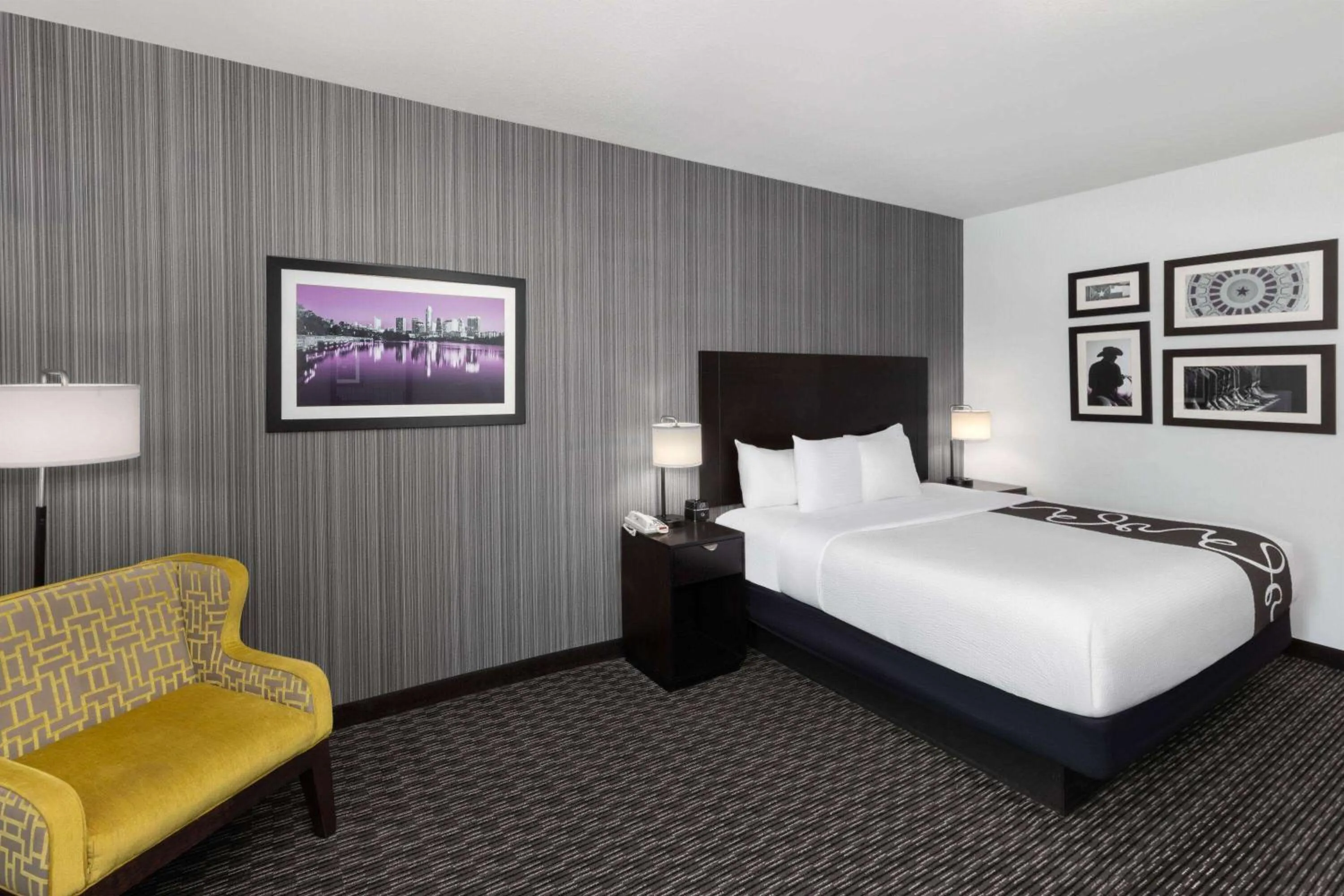 1 King Bed, Exec Mobility/Hearing Access Room, Bathtub w/Grab Bars, Non-Smoking in La Quinta by Wyndham Austin - Cedar Park