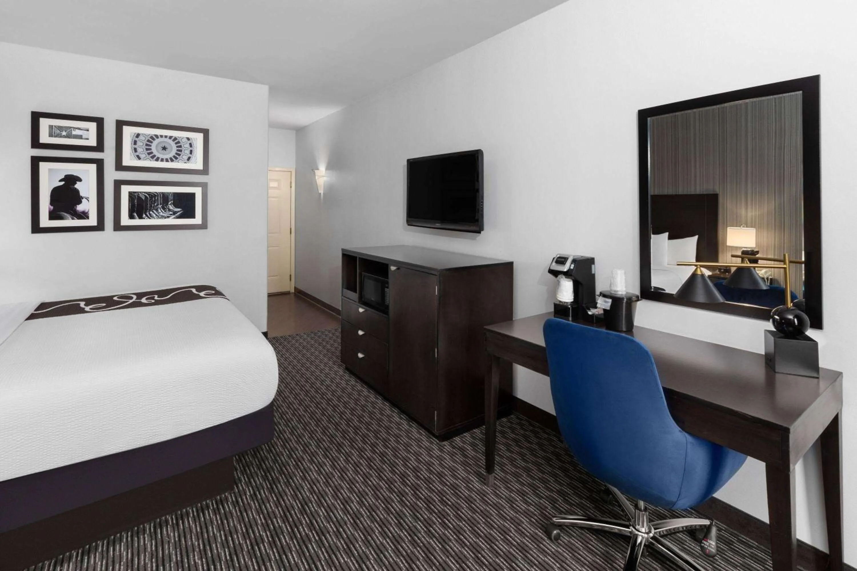 King Room with Roll-In Shower - Mobility/Hearing Accessible - Non-Smoking in La Quinta by Wyndham Austin - Cedar Park