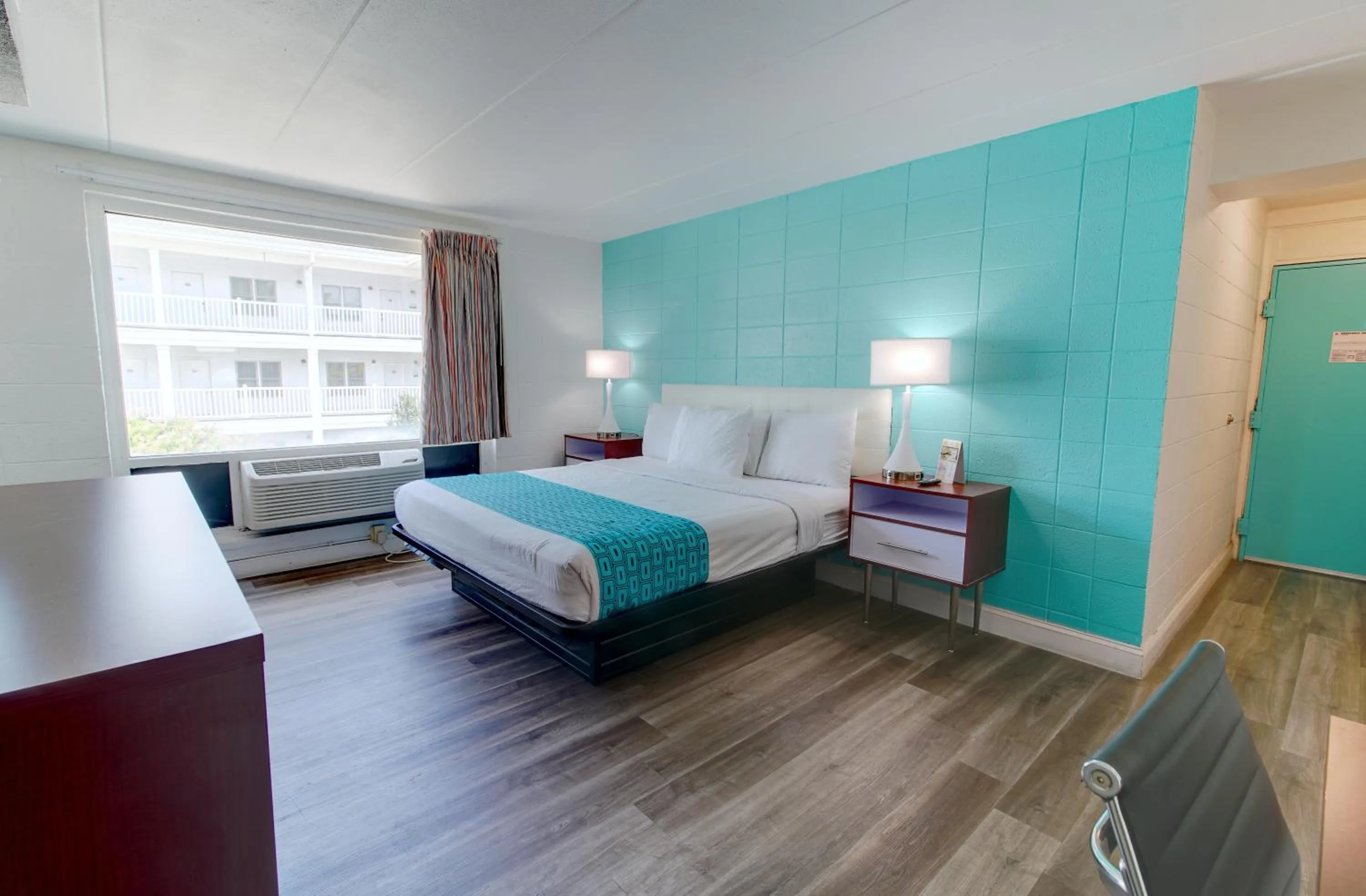 King Room - Non-Smoking in Howard Johnson by Wyndham Virginia Beach At The Beach