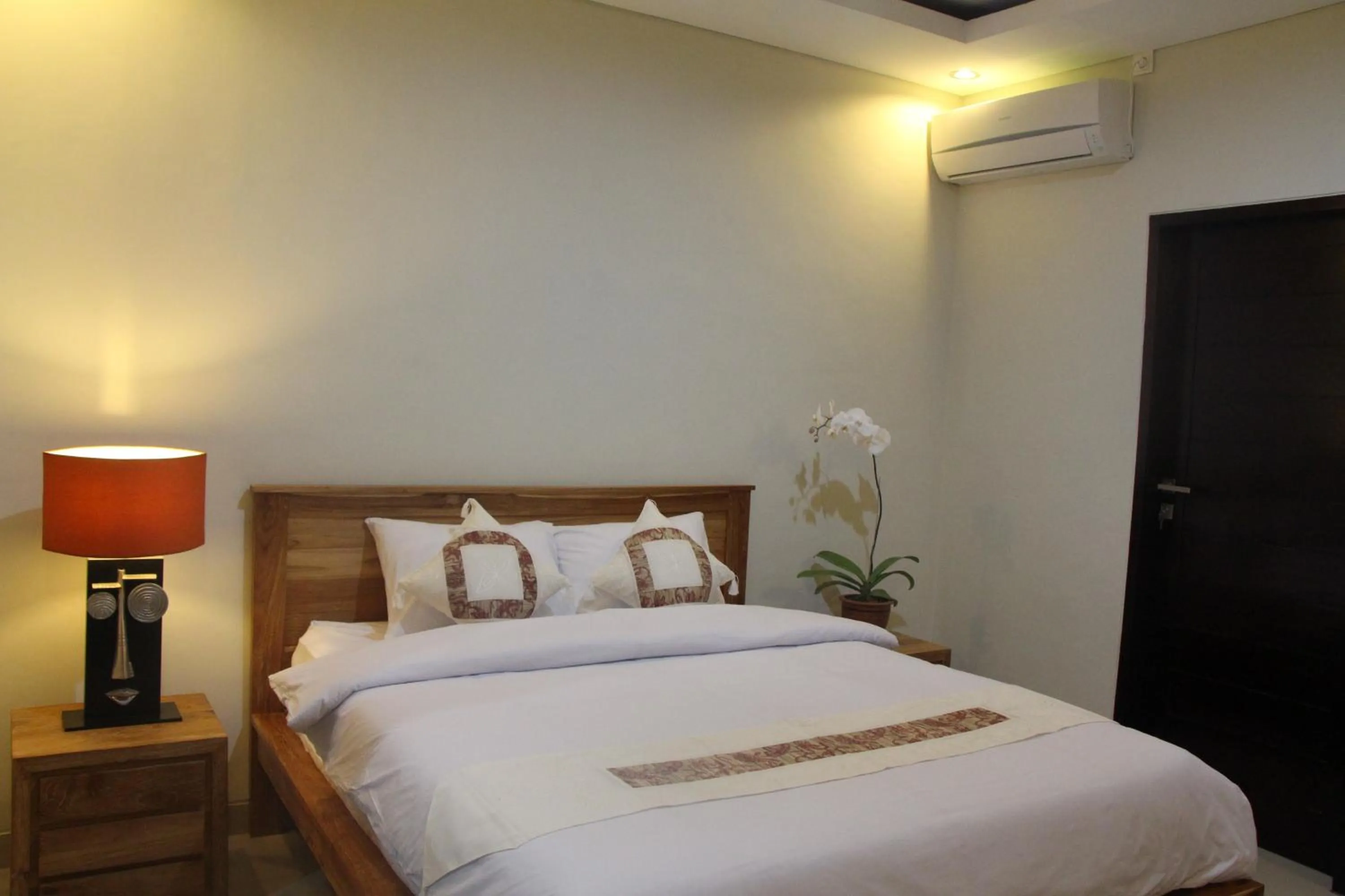 Standard Room with Pool Access in Jonsen Homestay