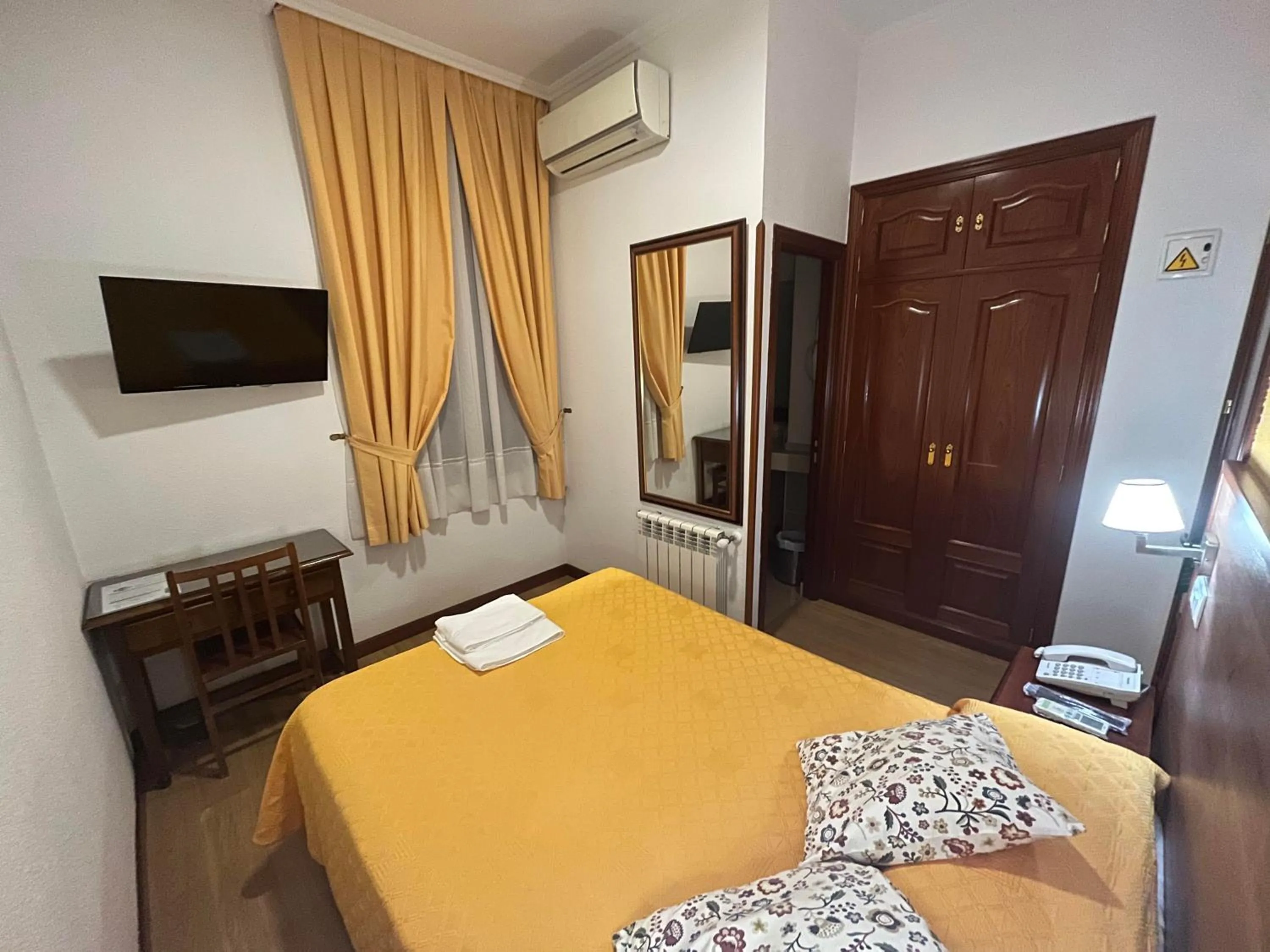 Economy Double Room in Hostal Edreira