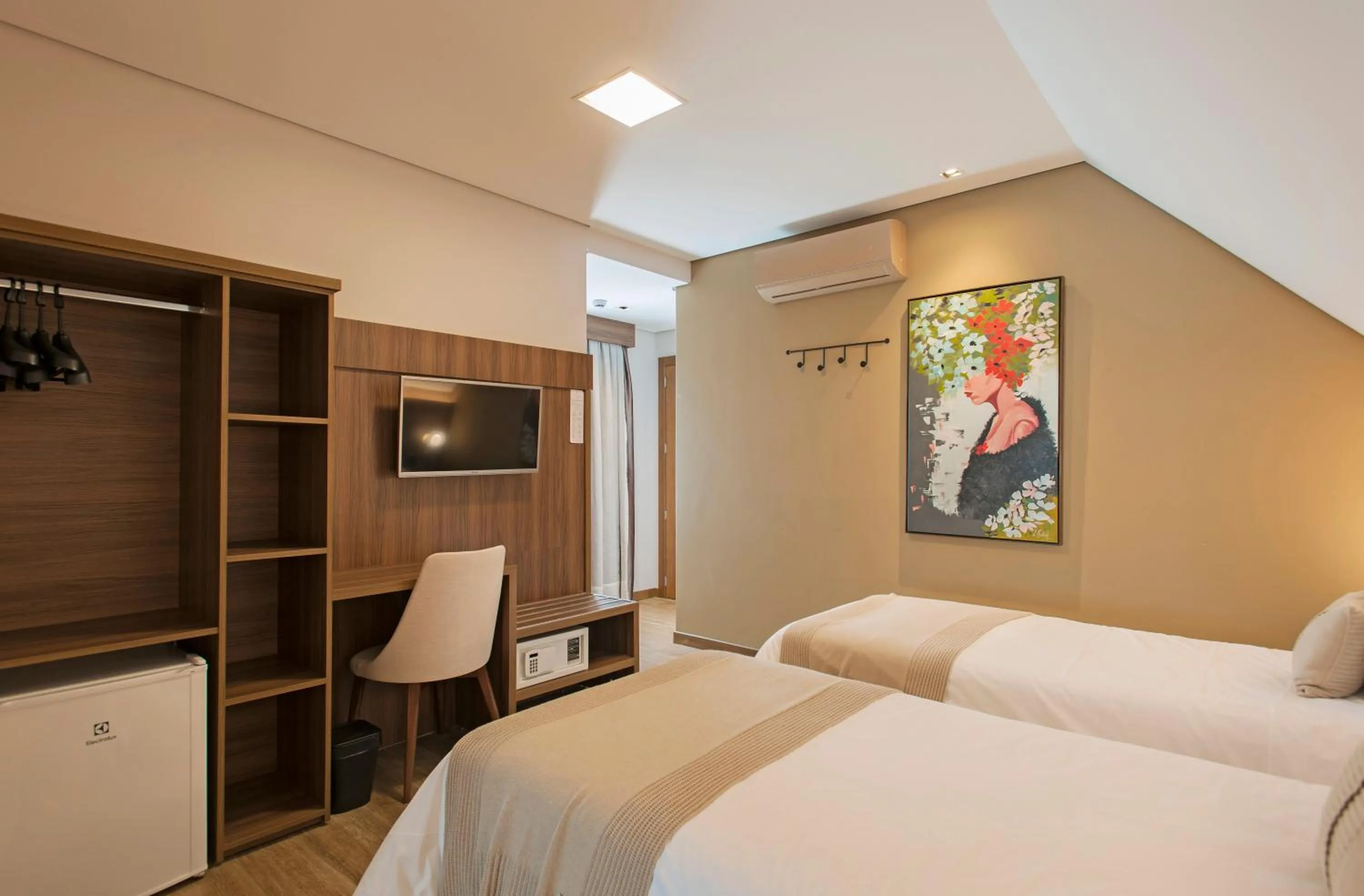 Quadruple Suite  with King-size bed with Spa Bath  in Hotel Fioreze Primo - 800m da Rua Coberta