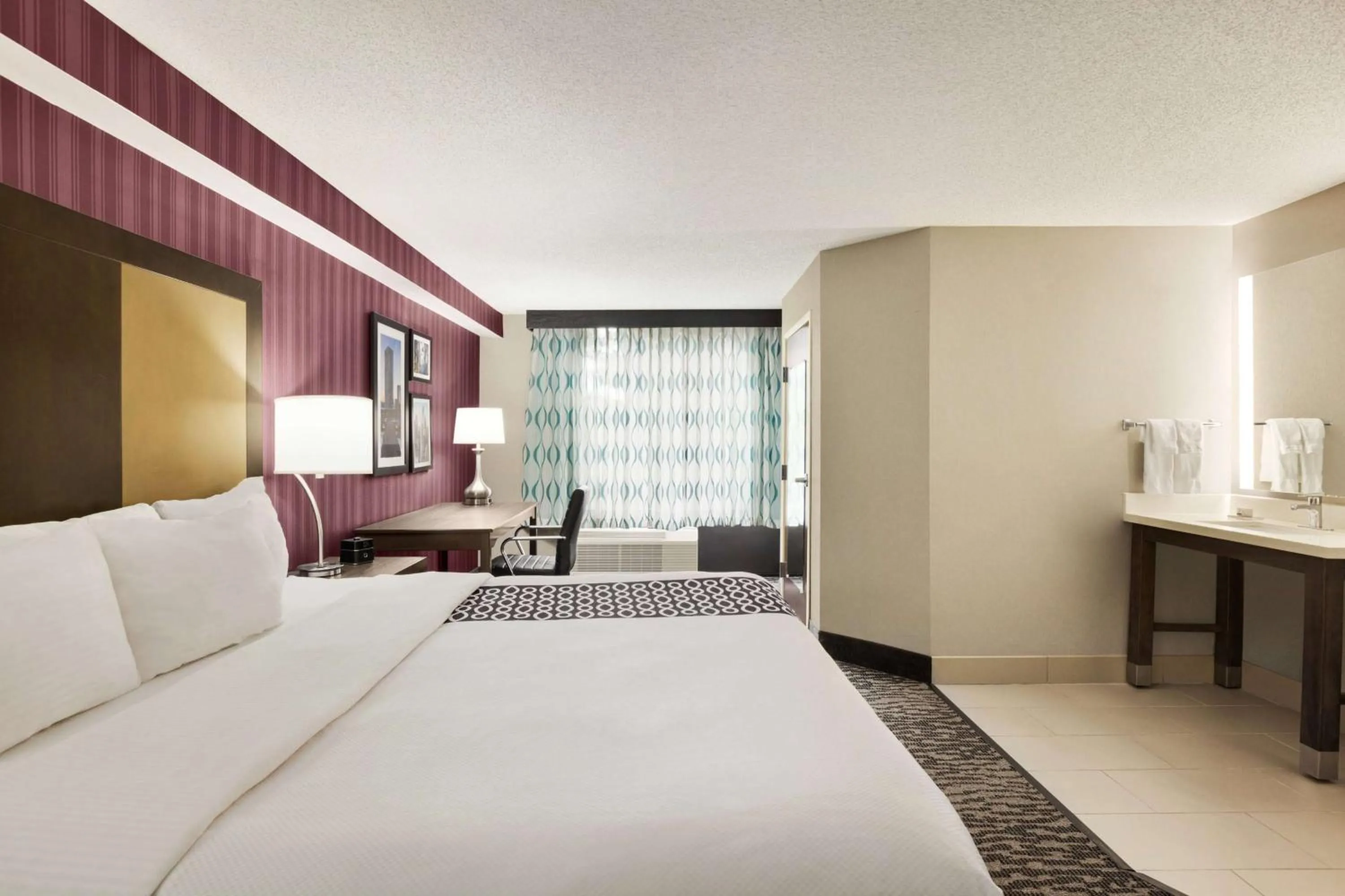 King Room with Mobility/Hearing Impaired Access - Non-Smoking in La Quinta by Wyndham Newark - Elkton